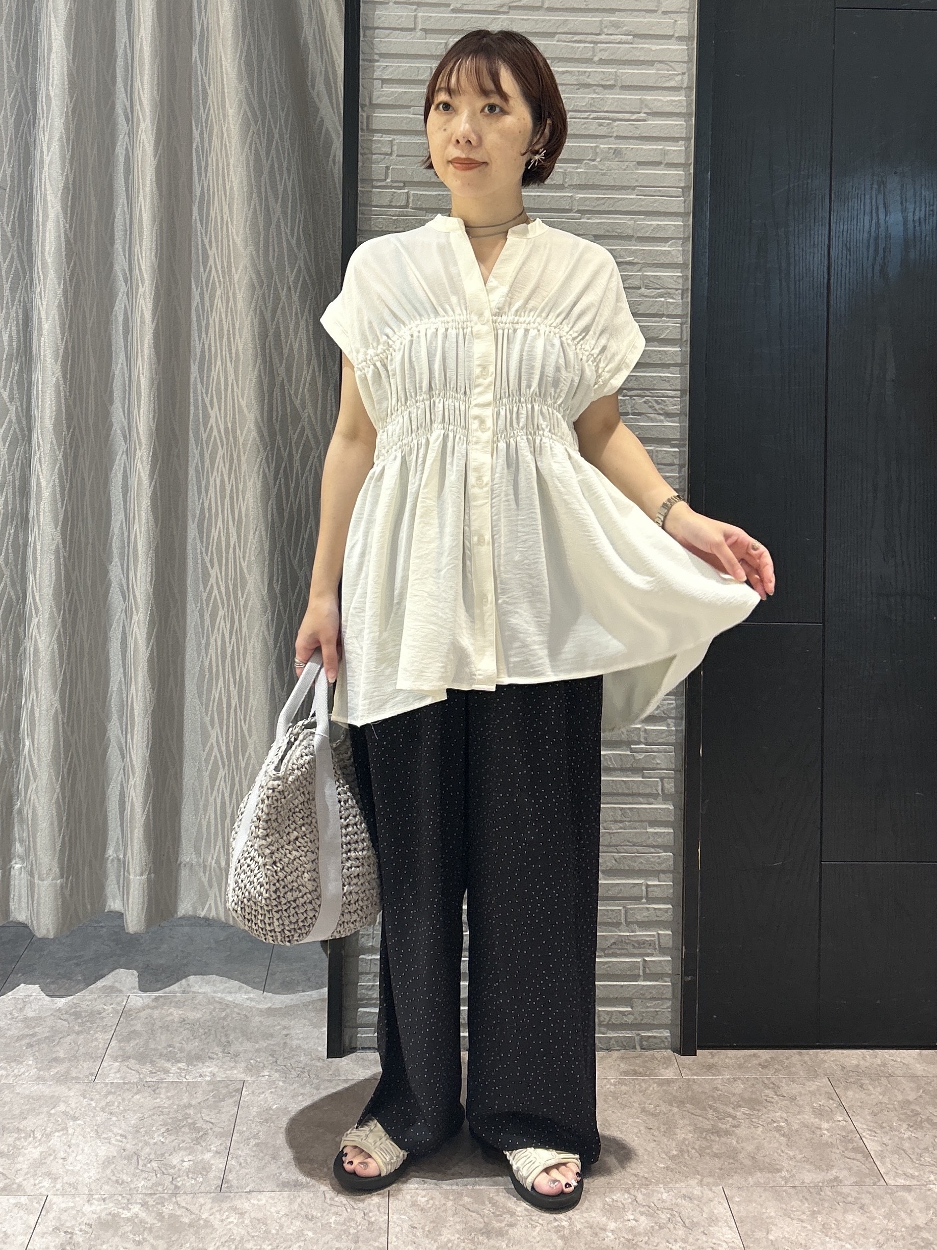 ga_riさんの「THE SHOP TK｜【夏に嬉しい機能つき】ひんやりさらさら シャーリングブラウス」を使ったコーディネート