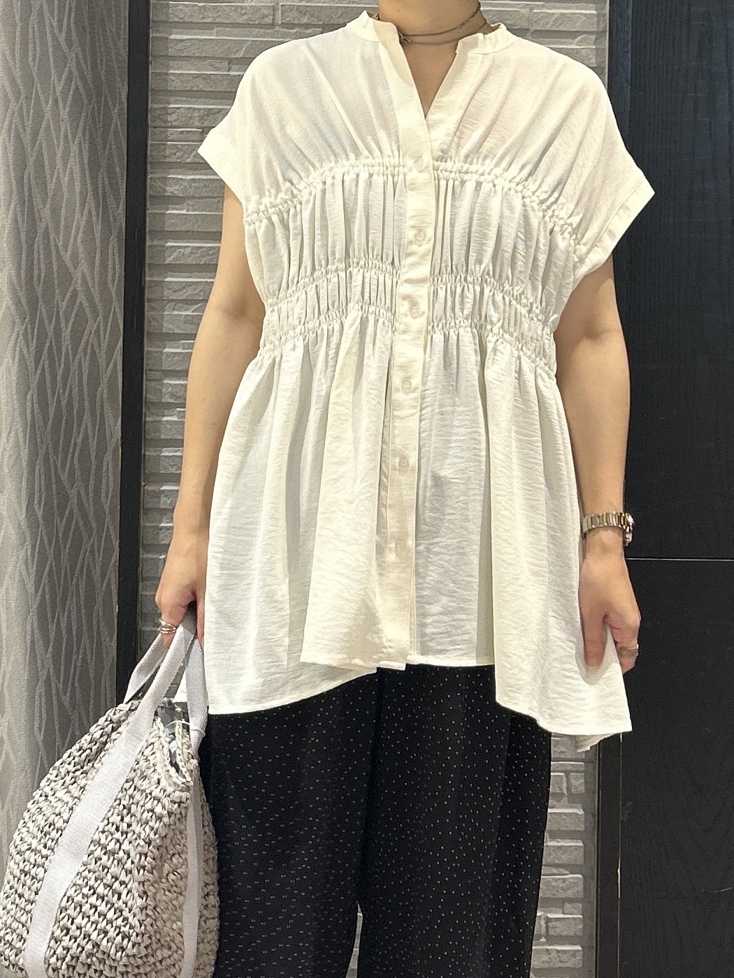 ga_riさんの「THE SHOP TK｜【夏に嬉しい機能つき】ひんやりさらさら シャーリングブラウス」を使ったコーディネート