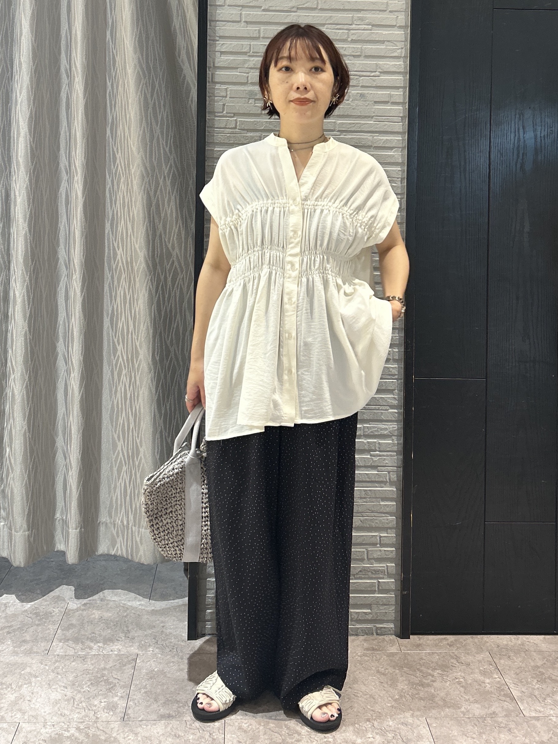 ga_riさんの「THE SHOP TK｜【夏に嬉しい機能つき】ひんやりさらさら シャーリングブラウス」を使ったコーディネート