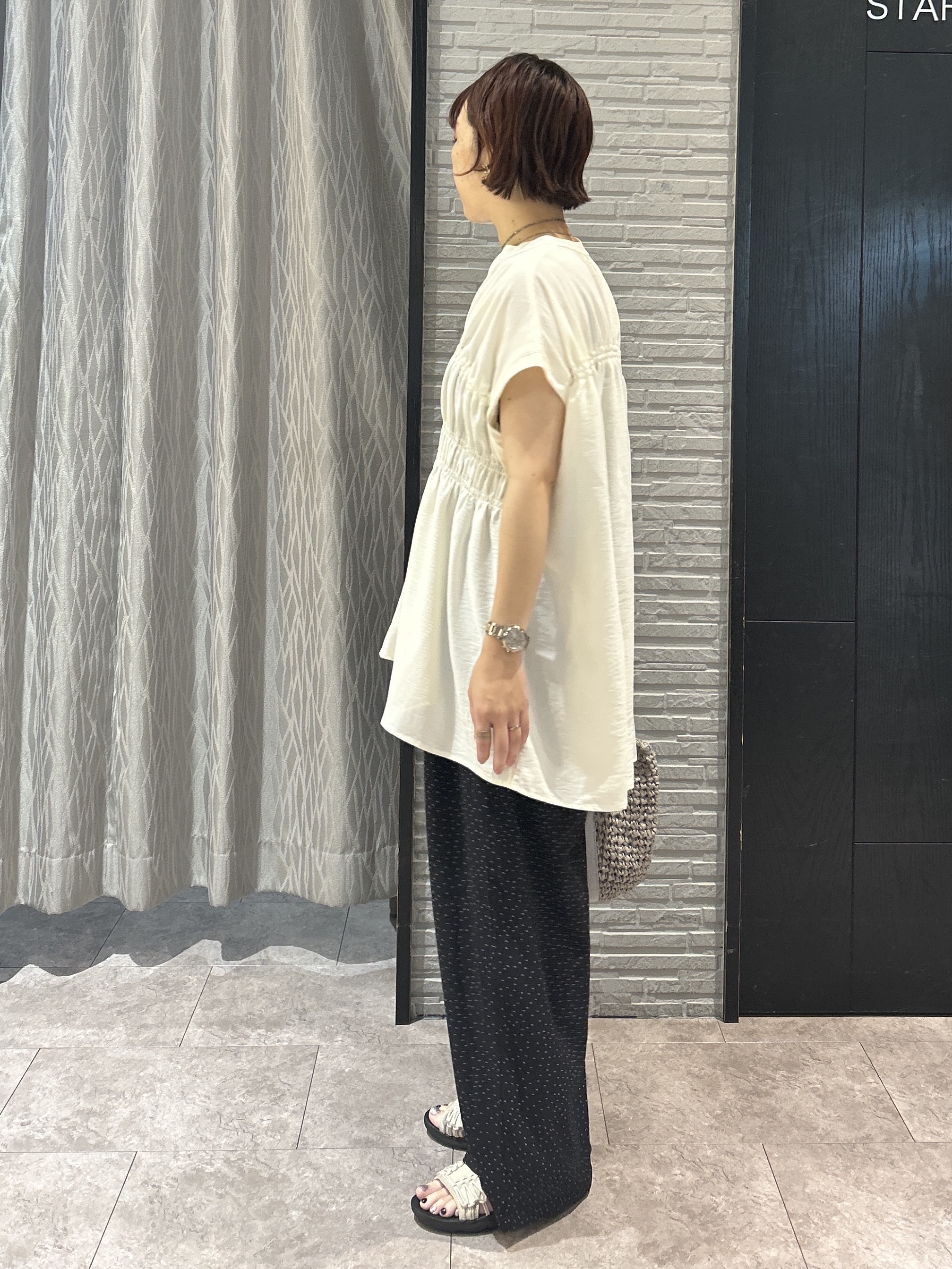 ga_riさんの「THE SHOP TK｜【夏に嬉しい機能つき】ひんやりさらさら シャーリングブラウス」を使ったコーディネート