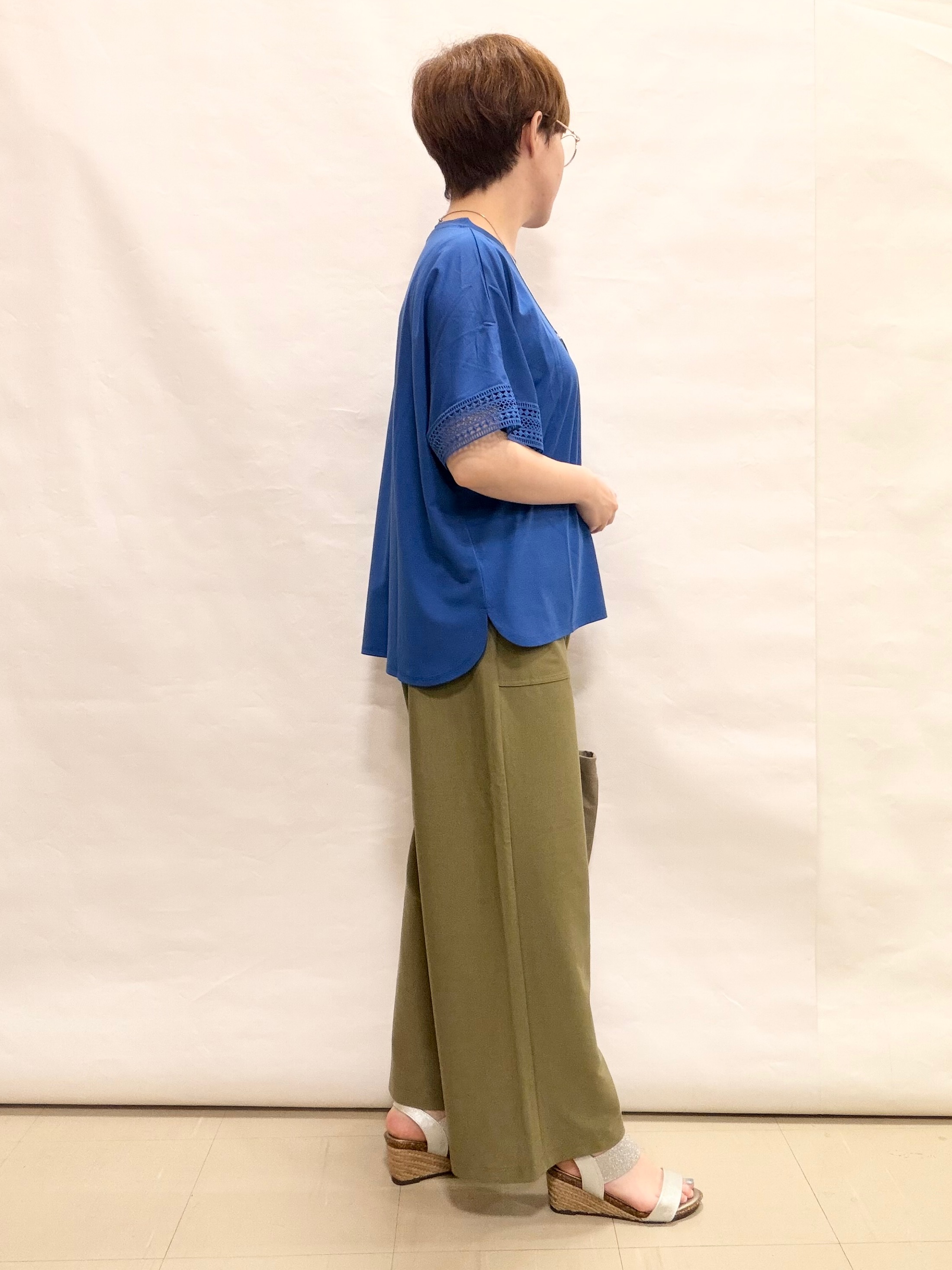 なっちゃんさんの「SHOO･LA･RUE｜【ひんやり/UV】お袖レースが上品 ゆったりとろみトップス」を使ったコーディネート