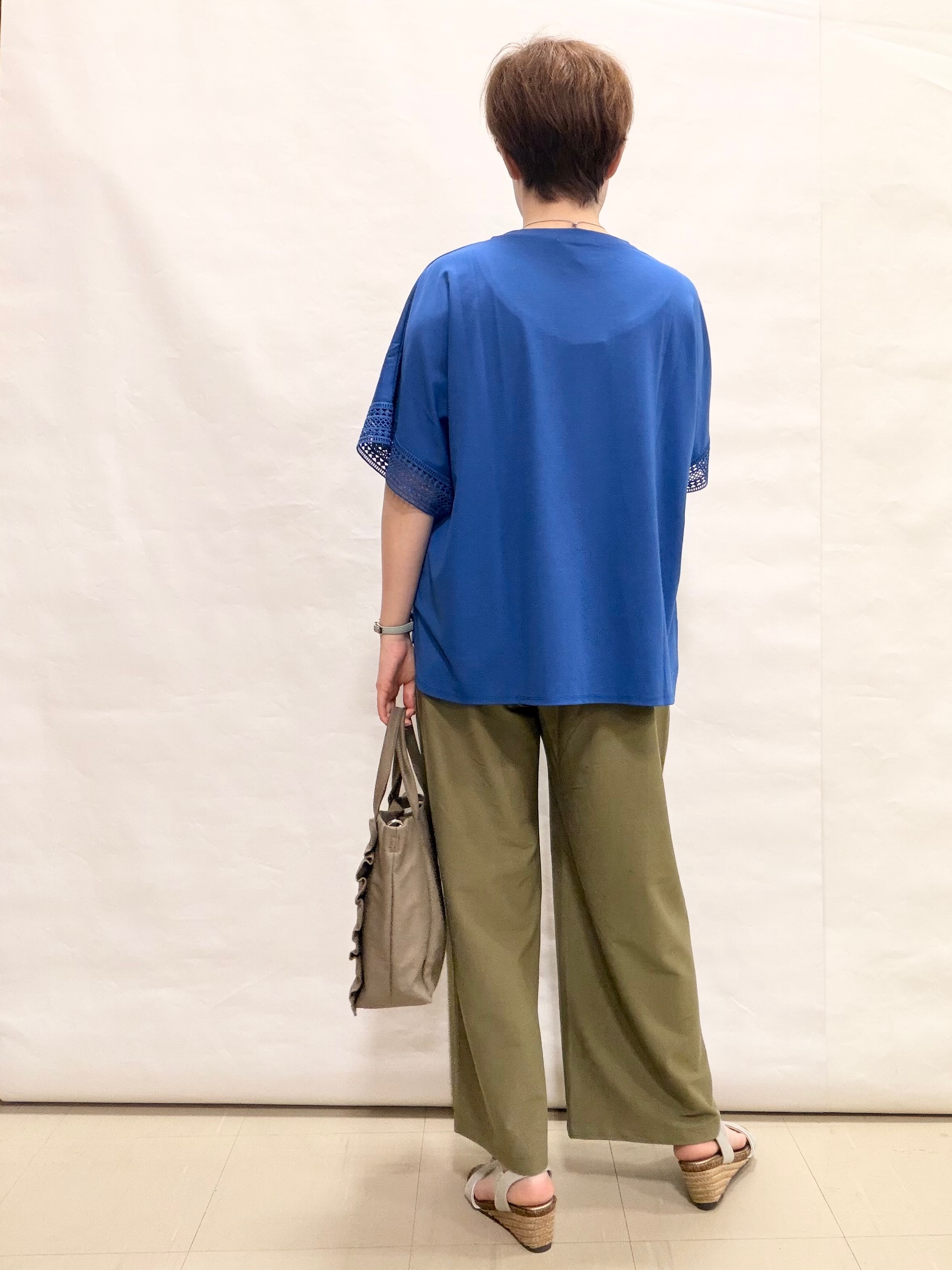 なっちゃんさんの「SHOO･LA･RUE｜【ひんやり/UV】お袖レースが上品 ゆったりとろみトップス」を使ったコーディネート