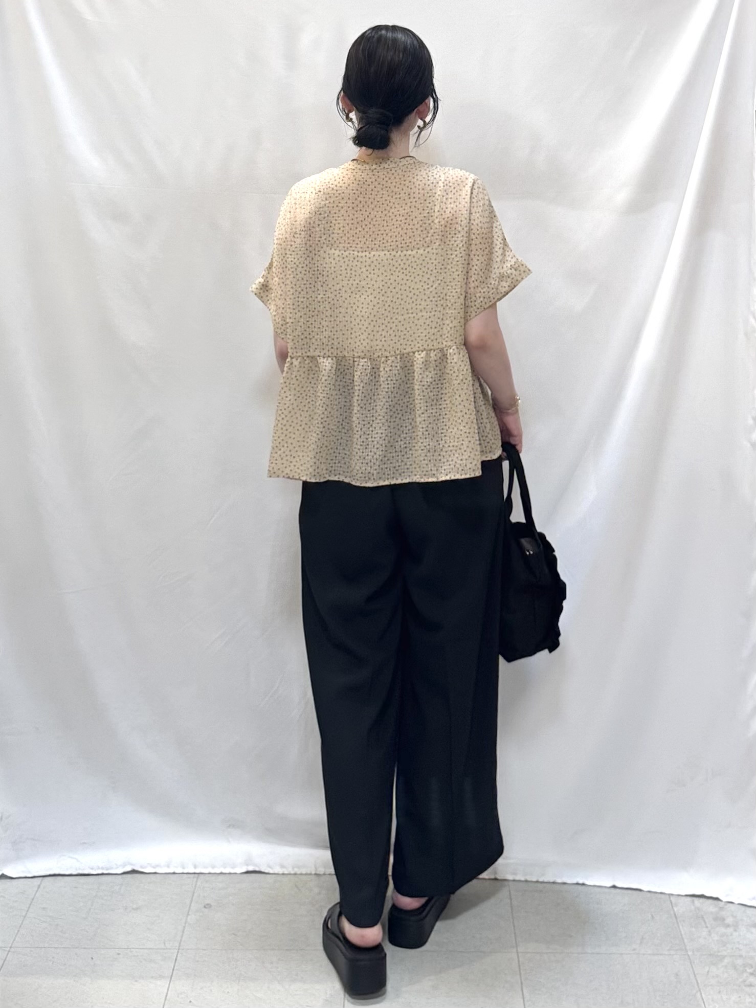 𝐇𝐢𝐫𝐨𝐦𝐢さんの「SHOO･LA･RUE｜【S-LL/洗濯機可】シアーペプラムブラウス」を使ったコーディネート