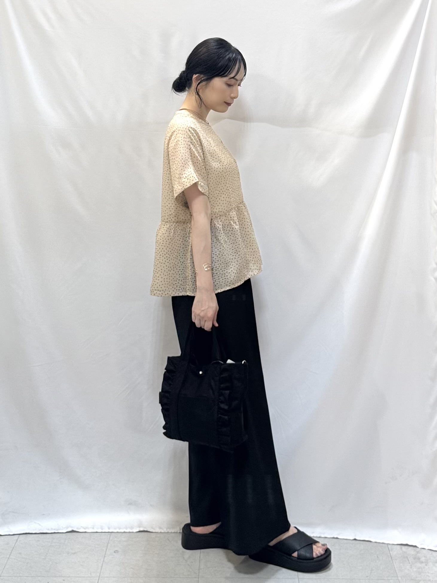 𝐇𝐢𝐫𝐨𝐦𝐢さんの「SHOO･LA･RUE｜【S-LL/洗濯機可】シアーペプラムブラウス」を使ったコーディネート