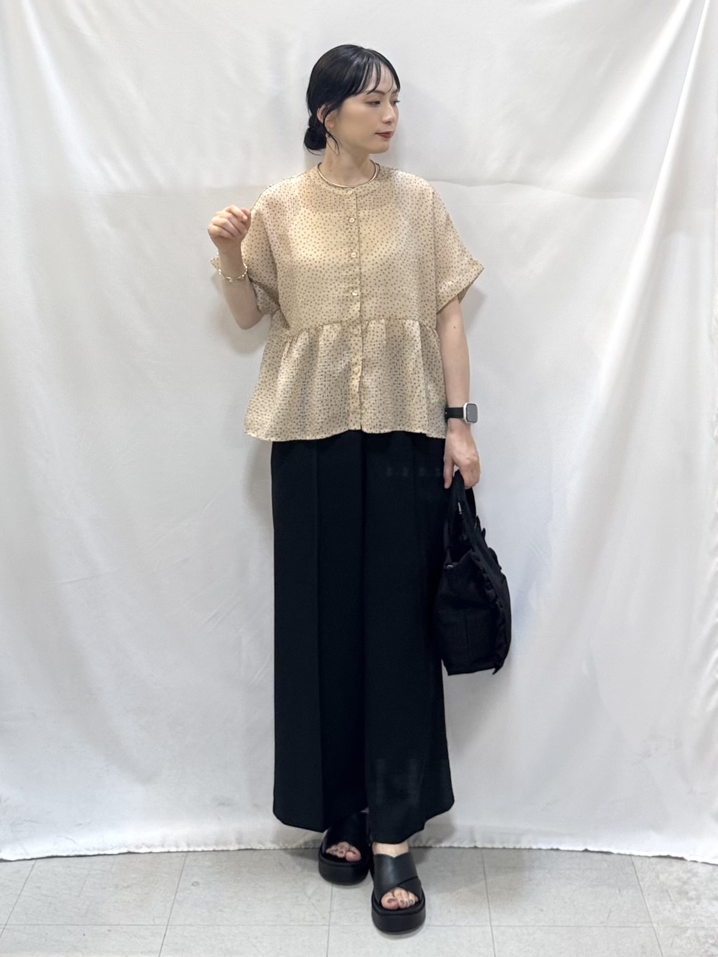 𝐇𝐢𝐫𝐨𝐦𝐢さんの「SHOO･LA･RUE｜【S-LL/洗濯機可】シアーペプラムブラウス」を使ったコーディネート