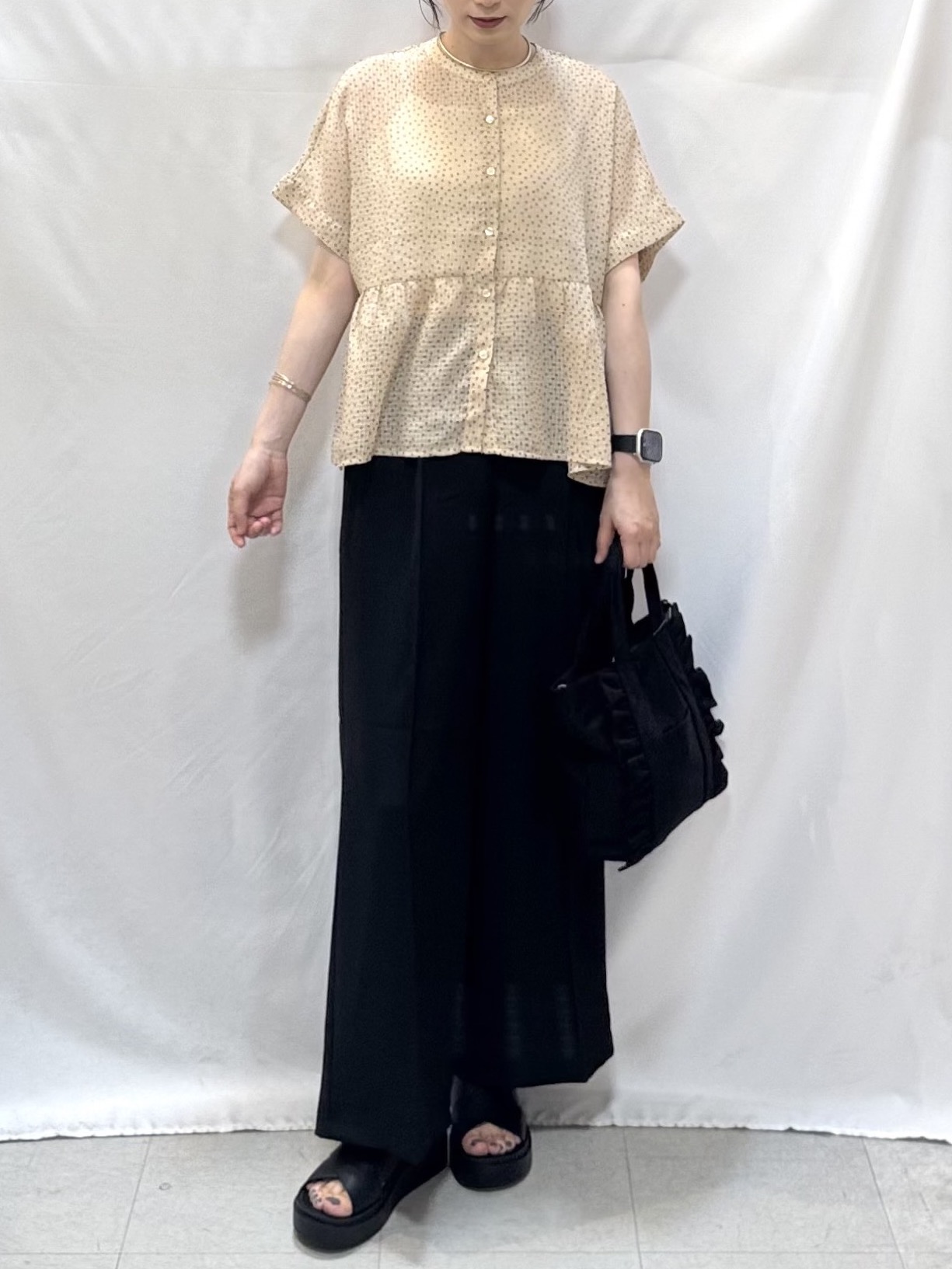 𝐇𝐢𝐫𝐨𝐦𝐢さんの「SHOO･LA･RUE｜【S-LL/洗濯機可】シアーペプラムブラウス」を使ったコーディネート