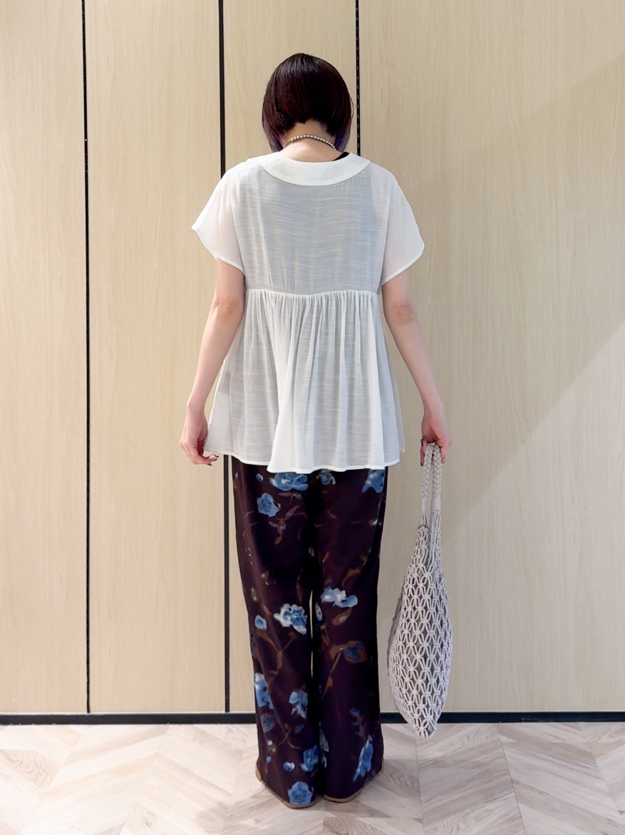 𝐜𝐡𝐢𝐤𝐚さんの「SHOO･LA･RUE｜【ひんやり/UV/体型カバー】インせず着られる Vネックギャザーブラウス」を使ったコーディネート
