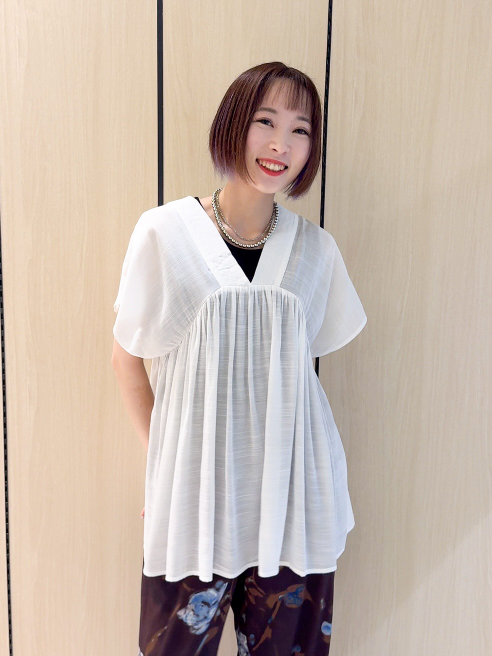 𝐜𝐡𝐢𝐤𝐚さんの「SHOO･LA･RUE｜【ひんやり/UV/体型カバー】インせず着られる Vネックギャザーブラウス」を使ったコーディネート