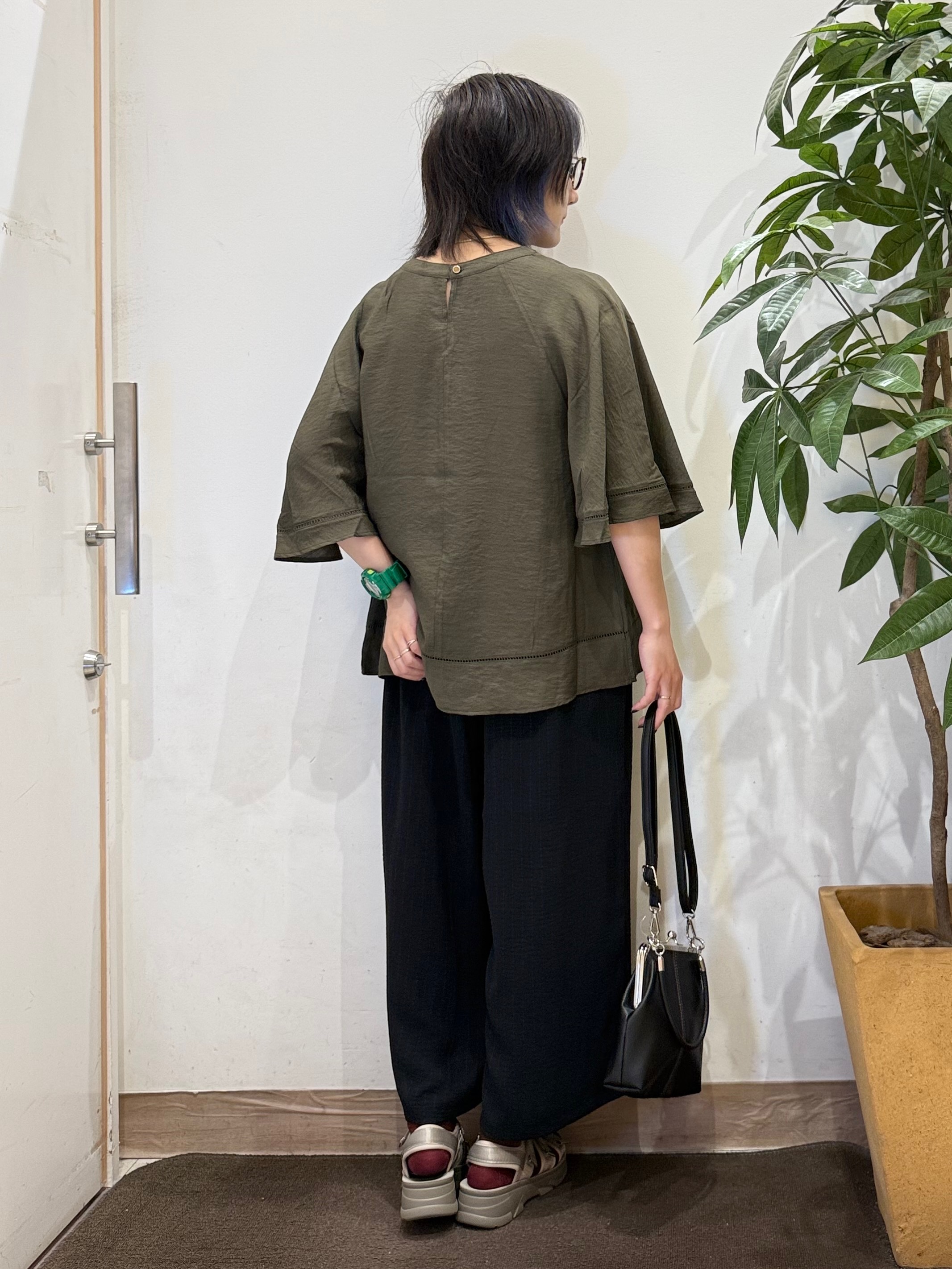 misakiさんの「SHOO･LA･RUE｜【ひんやり/S-LL/洗濯機可】体型カバー ふんわりスラブポンチョ風ブラウス」を使ったコーディネート