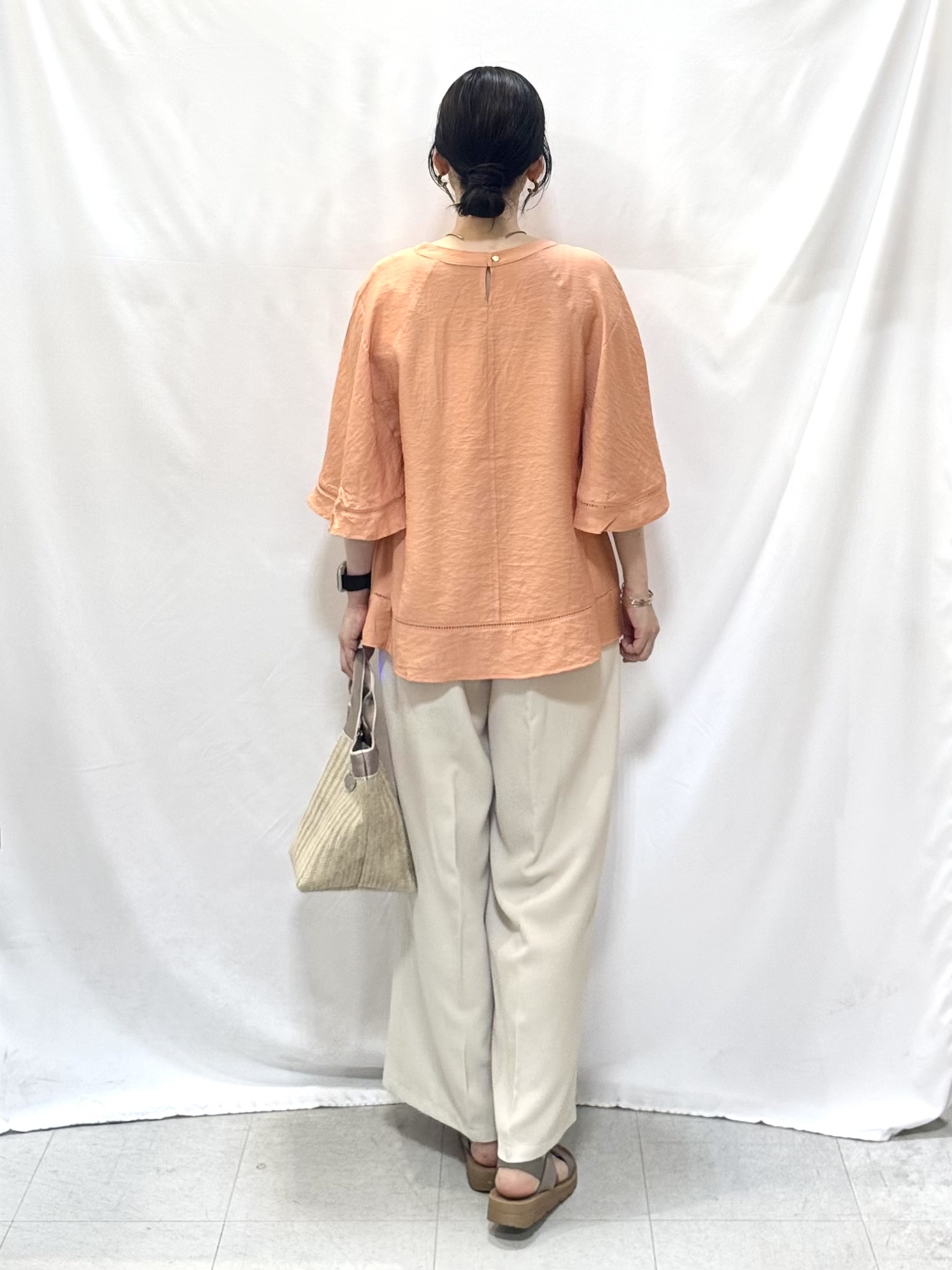 𝐇𝐢𝐫𝐨𝐦𝐢さんの「SHOO･LA･RUE｜【ひんやり/S-LL/洗濯機可】体型カバー ふんわりスラブポンチョ風ブラウス」を使ったコーディネート