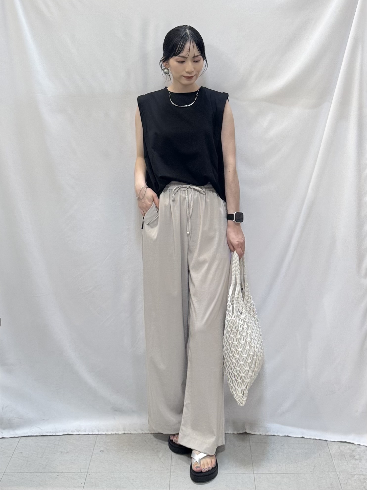 𝐇𝐢𝐫𝐨𝐦𝐢さんの「SHOO･LA･RUE｜【UVカット/接触冷感】とろみタックノースリーブトップス」を使ったコーディネート