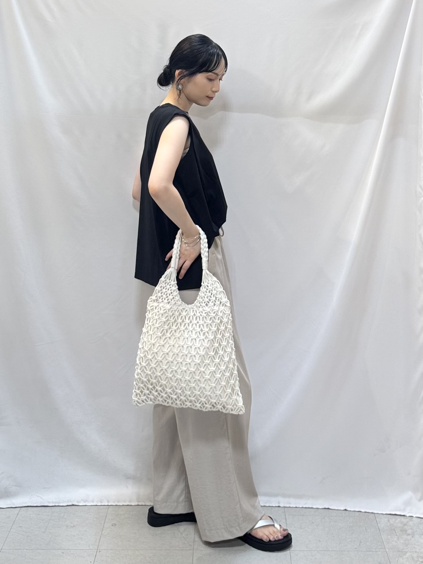 𝐇𝐢𝐫𝐨𝐦𝐢さんの「SHOO･LA･RUE｜【UVカット/接触冷感】とろみタックノースリーブトップス」を使ったコーディネート