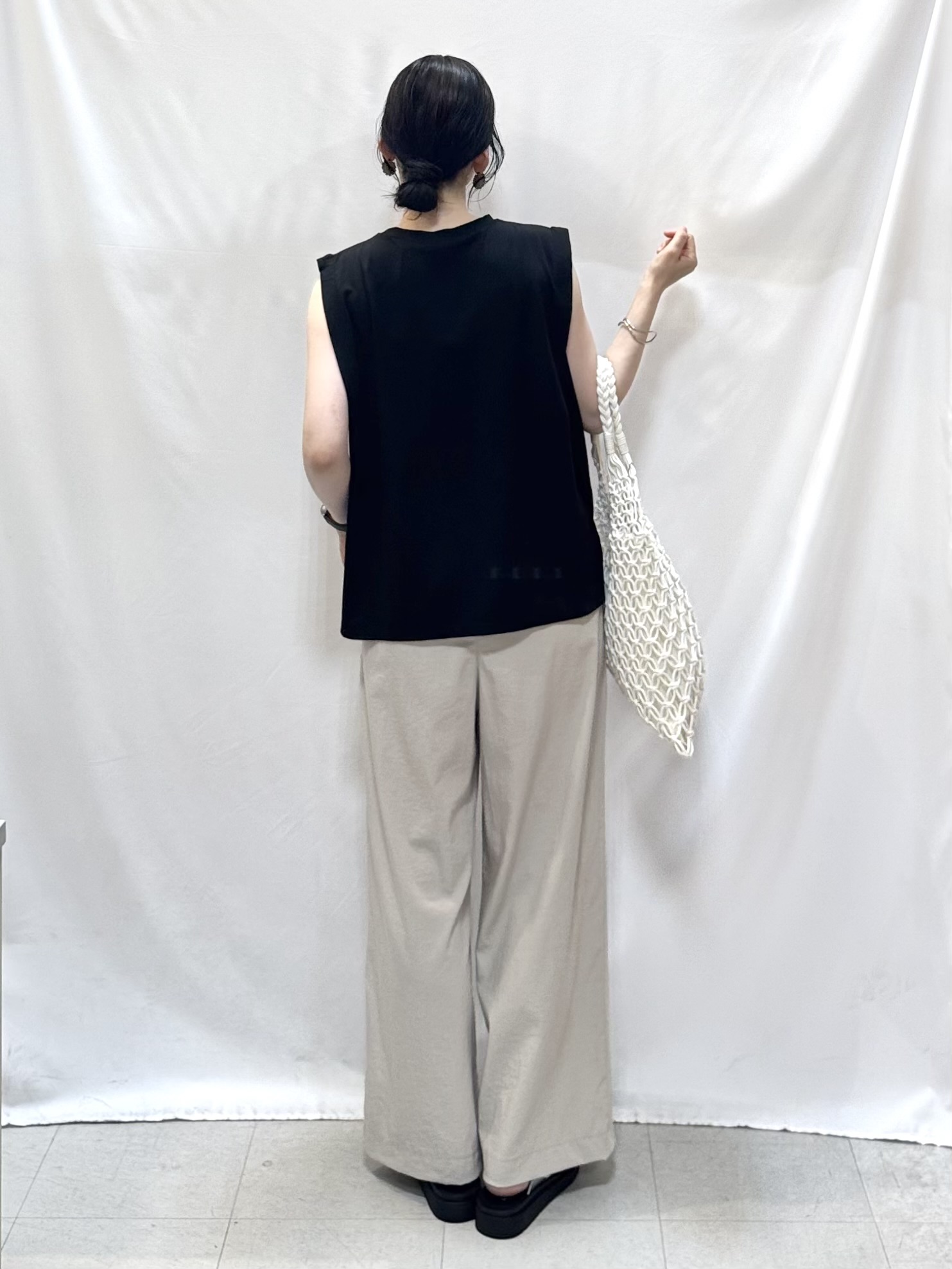 𝐇𝐢𝐫𝐨𝐦𝐢さんの「SHOO･LA･RUE｜【UVカット/接触冷感】とろみタックノースリーブトップス」を使ったコーディネート