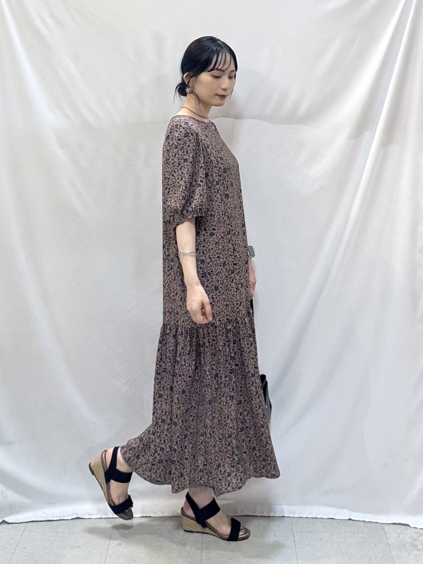 𝐇𝐢𝐫𝐨𝐦𝐢さんの「SHOO･LA･RUE｜花柄ティアードワンピース」を使ったコーディネート