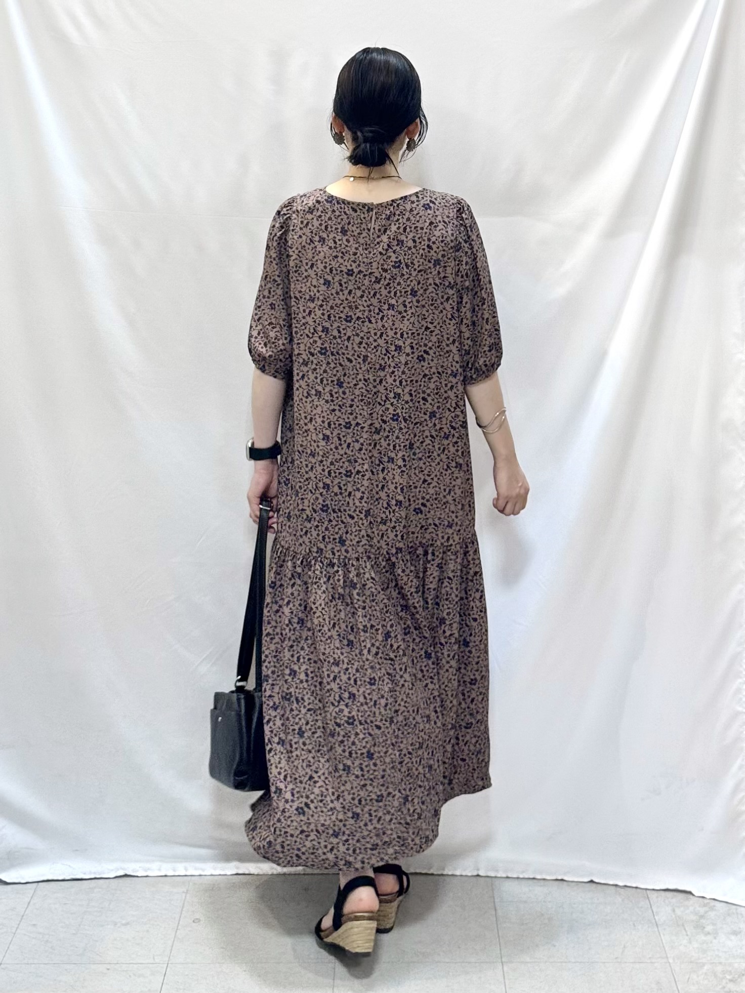𝐇𝐢𝐫𝐨𝐦𝐢さんの「SHOO･LA･RUE｜花柄ティアードワンピース」を使ったコーディネート