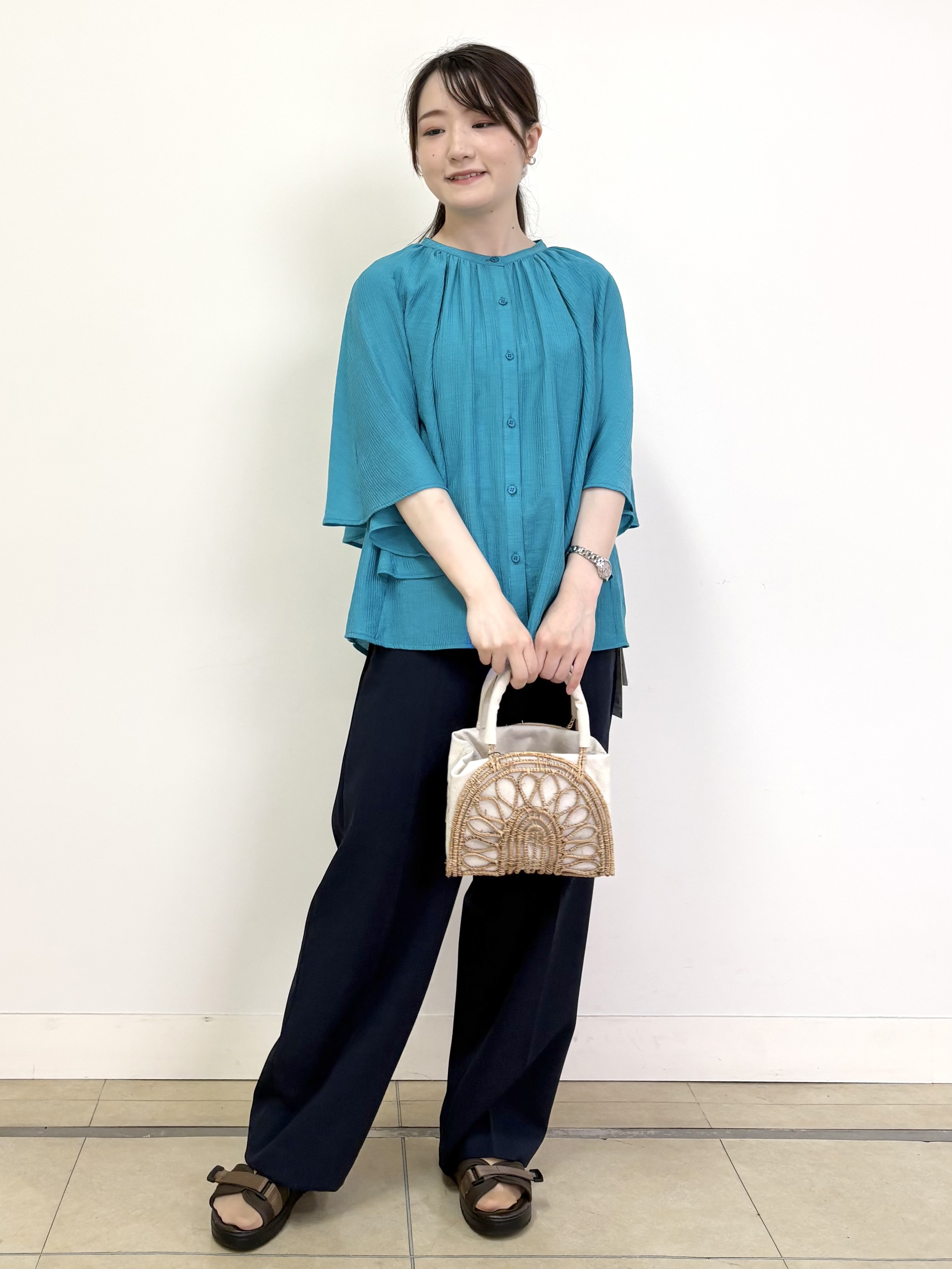 mikiさんの「Reflect｜ドビーストライプケープスリーブブラウス」を使ったコーディネート