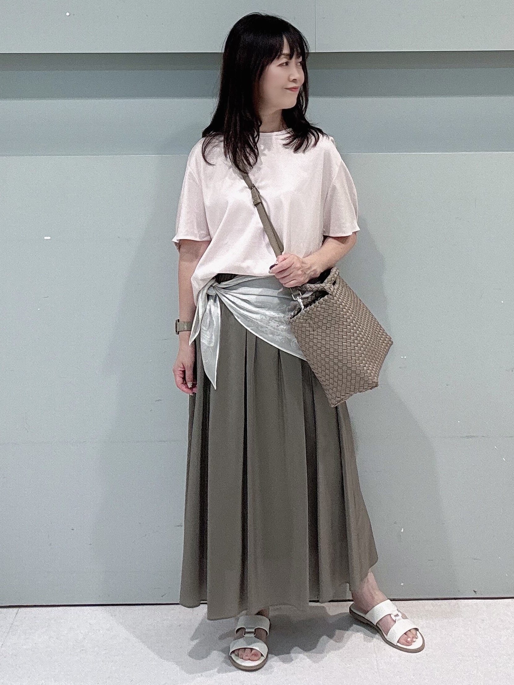 makiさんの「UNTITLED｜【セットアップ可/後ろウエストゴム/光沢感】ローンフレアスカート」を使ったコーディネート