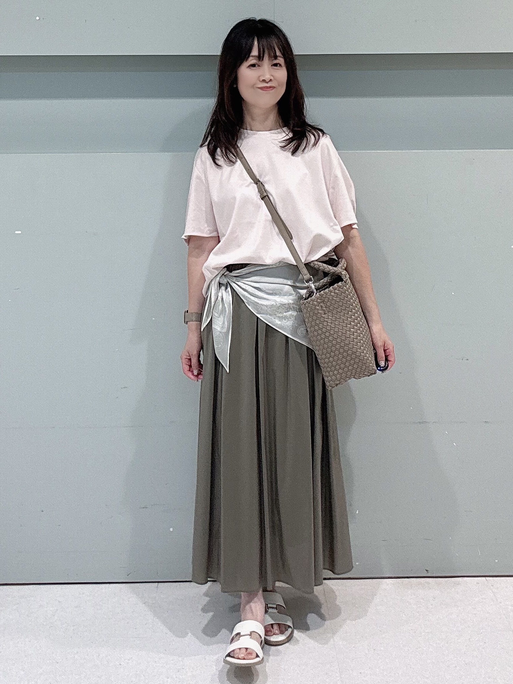 makiさんの「UNTITLED｜【セットアップ可/後ろウエストゴム/光沢感】ローンフレアスカート」を使ったコーディネート