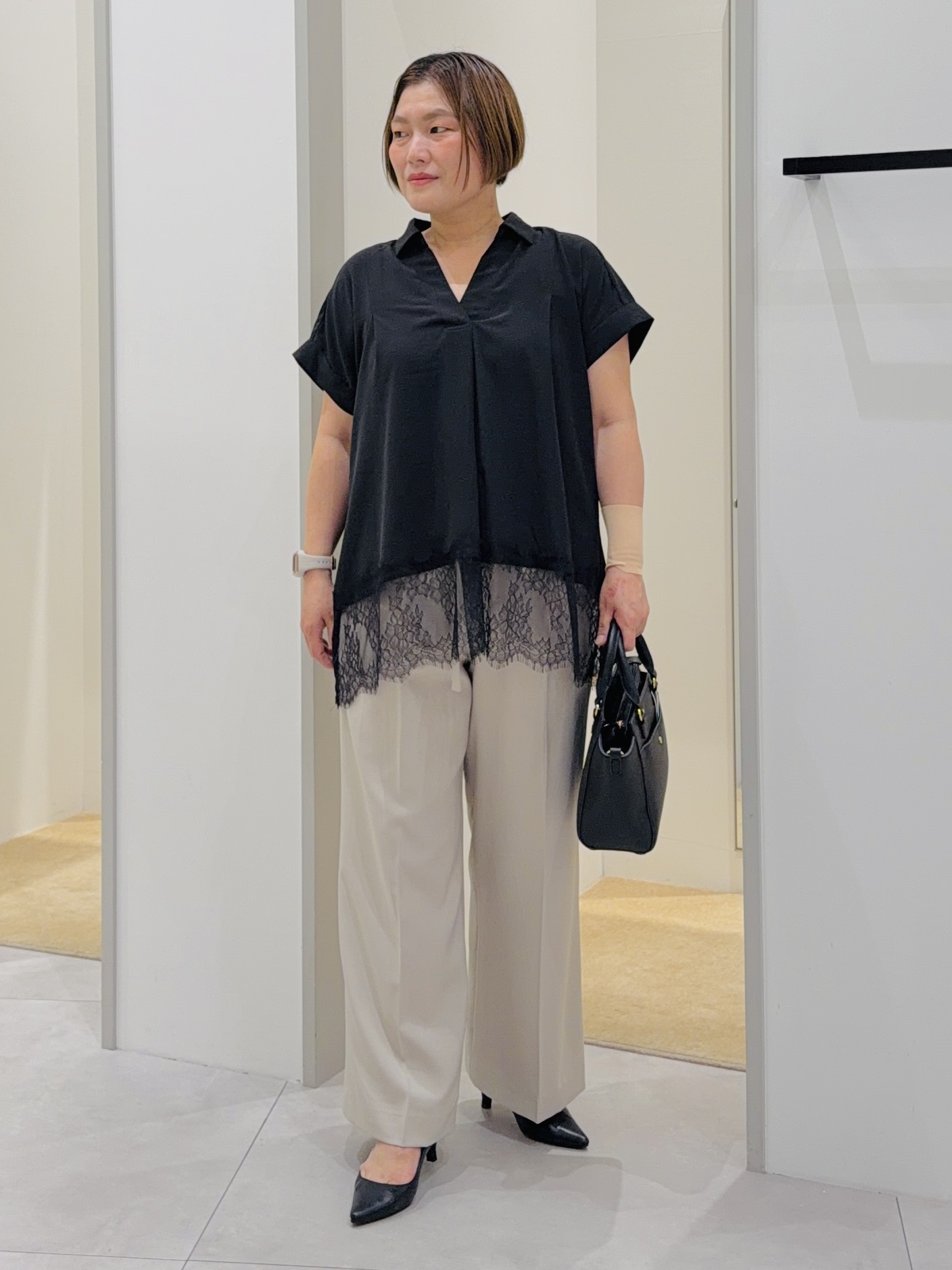 タナさんの「THE SHOP TK｜【ひんやり/体型カバー】裾レース切り替え スキッパーシャツ」を使ったコーディネート
