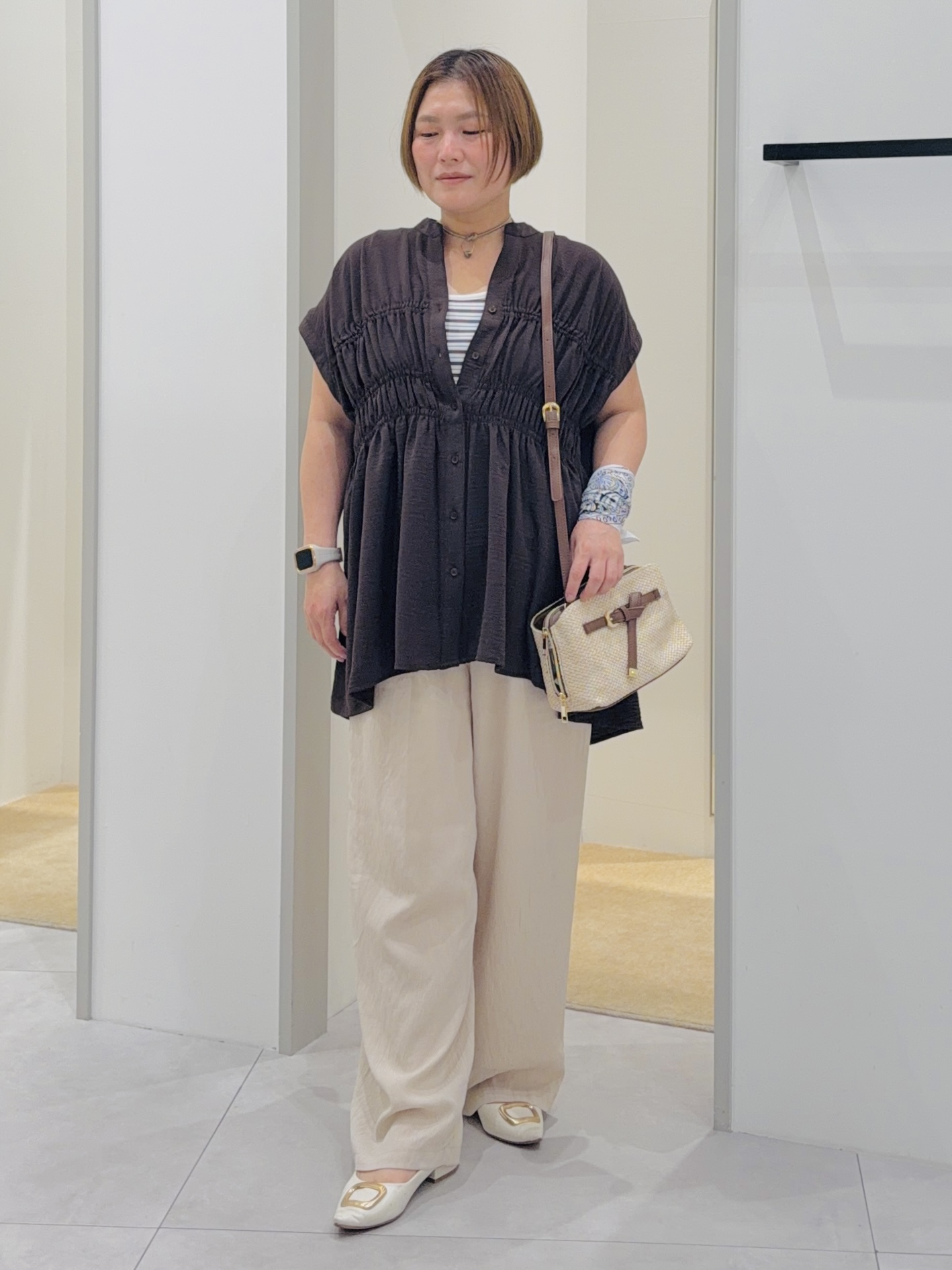 タナさんの「THE SHOP TK｜【夏に嬉しい機能つき】ひんやりさらさら シャーリングブラウス」を使ったコーディネート