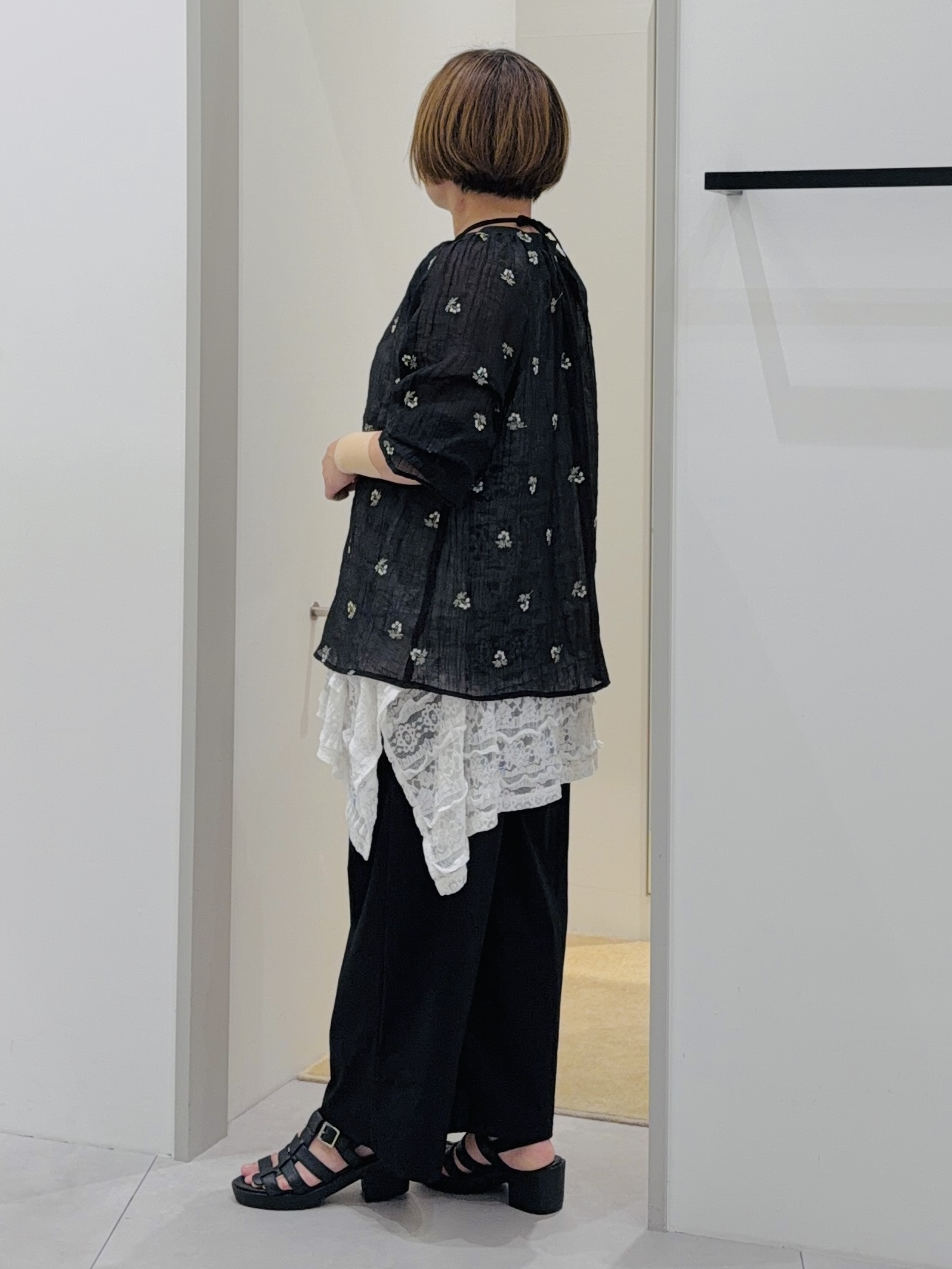 タナさんの「THE SHOP TK｜華やぎを添える 花柄刺繍ブラウス」を使ったコーディネート