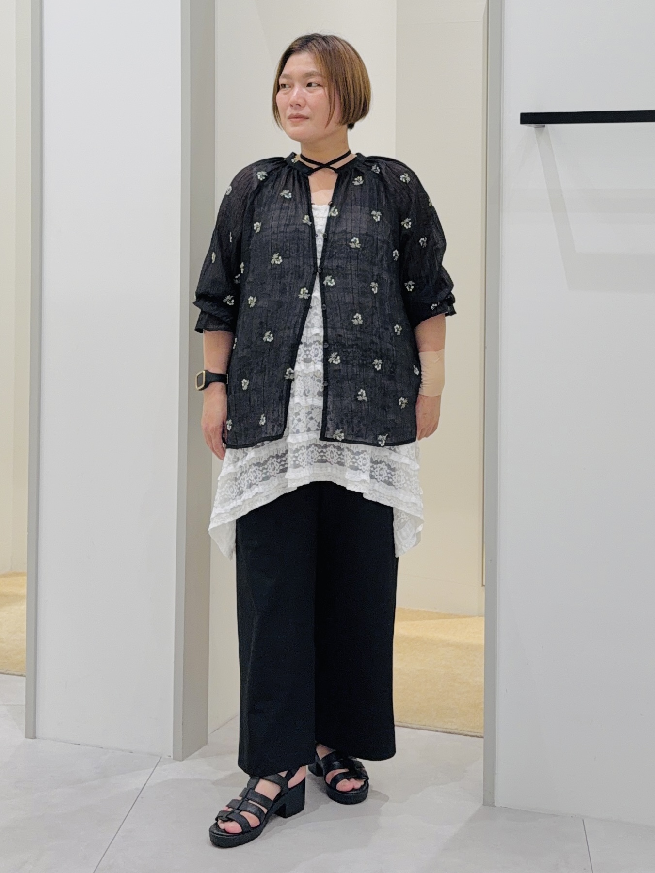 タナさんの「THE SHOP TK｜華やぎを添える 花柄刺繍ブラウス」を使ったコーディネート