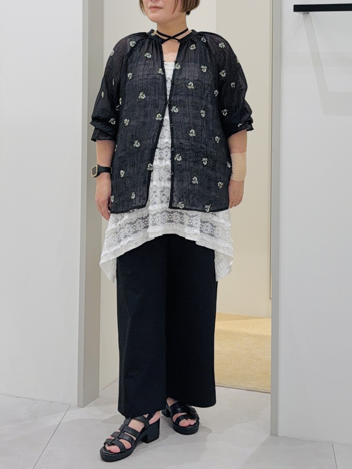 タナさんの「THE SHOP TK｜華やぎを添える 花柄刺繍ブラウス」を使ったコーディネート