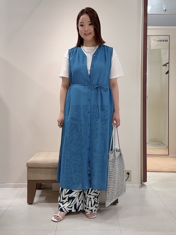 YUIさんの「UNTITLED｜【通気性/前開きボタン】シアーVネックワンピース」を使ったコーディネート
