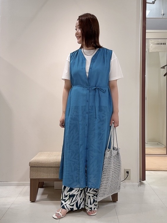 YUIさんの「UNTITLED｜【通気性/前開きボタン】シアーVネックワンピース」を使ったコーディネート
