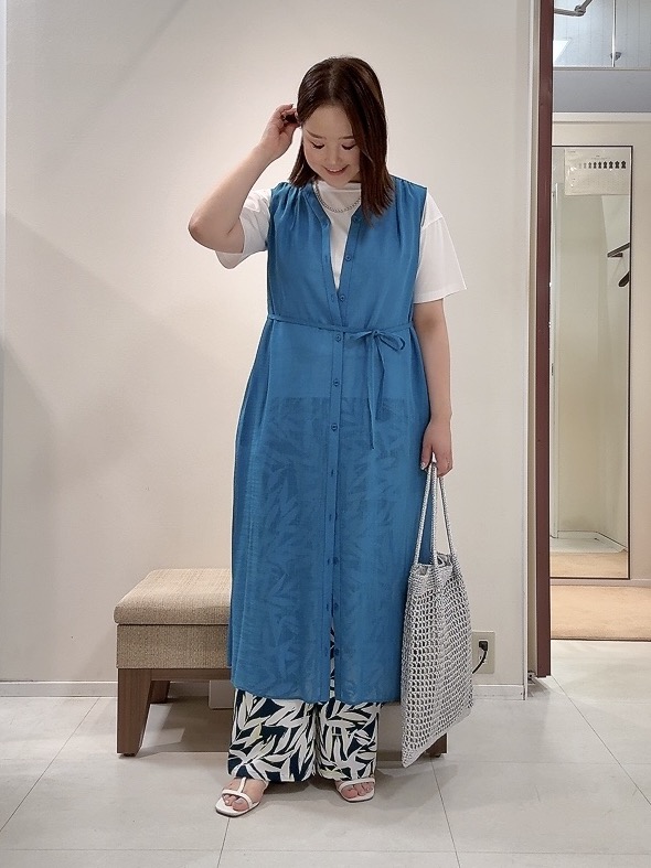 YUIさんの「UNTITLED｜【通気性/前開きボタン】シアーVネックワンピース」を使ったコーディネート