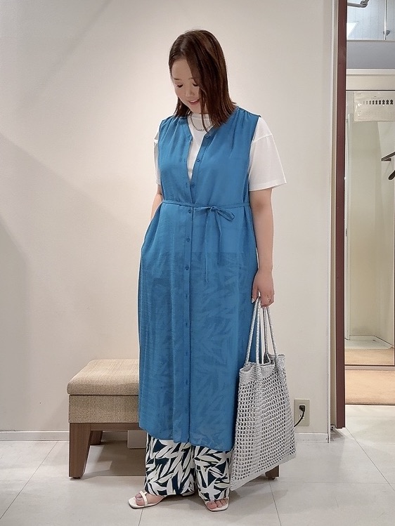 YUIさんの「UNTITLED｜【通気性/前開きボタン】シアーVネックワンピース」を使ったコーディネート