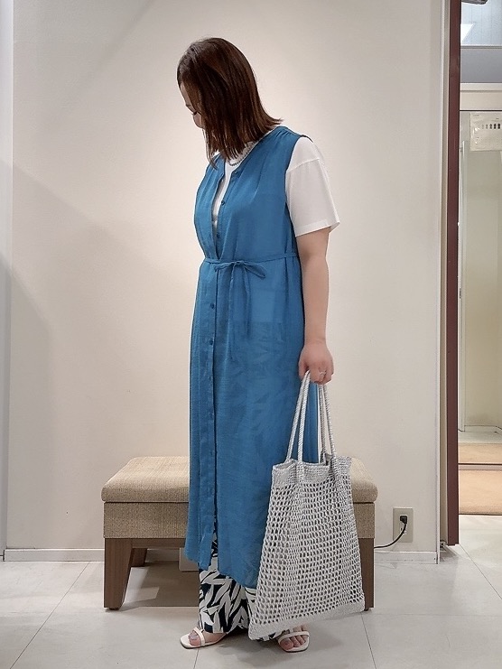 YUIさんの「UNTITLED｜【通気性/前開きボタン】シアーVネックワンピース」を使ったコーディネート