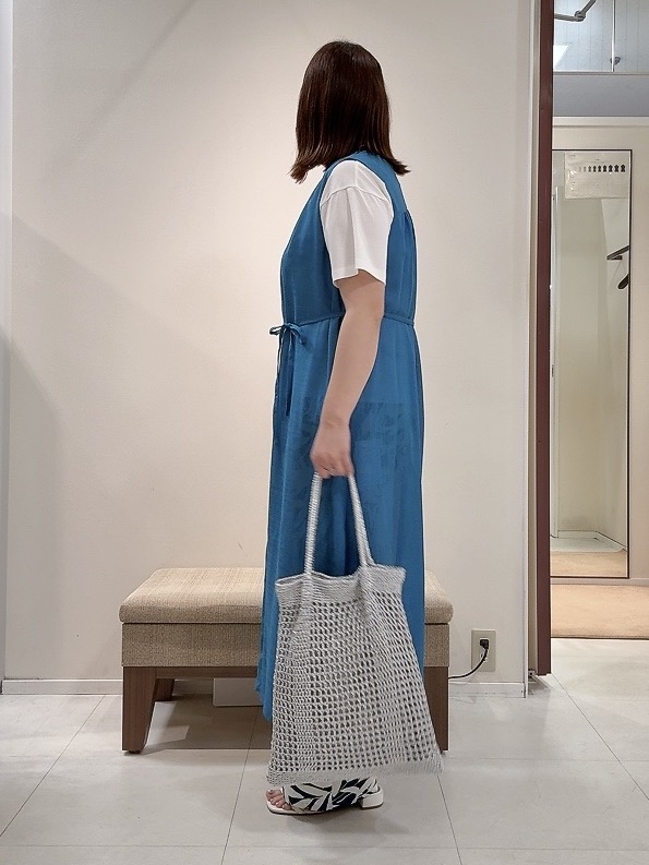 YUIさんの「UNTITLED｜【通気性/前開きボタン】シアーVネックワンピース」を使ったコーディネート
