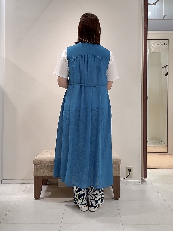 YUIさんの「UNTITLED｜【通気性/前開きボタン】シアーVネックワンピース」を使ったコーディネート