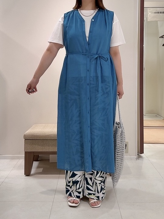 YUIさんの「UNTITLED｜【通気性/前開きボタン】シアーVネックワンピース」を使ったコーディネート