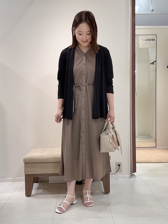 YUIさんの「UNTITLED｜【通気性/前開きボタン】シアーVネックワンピース」を使ったコーディネート