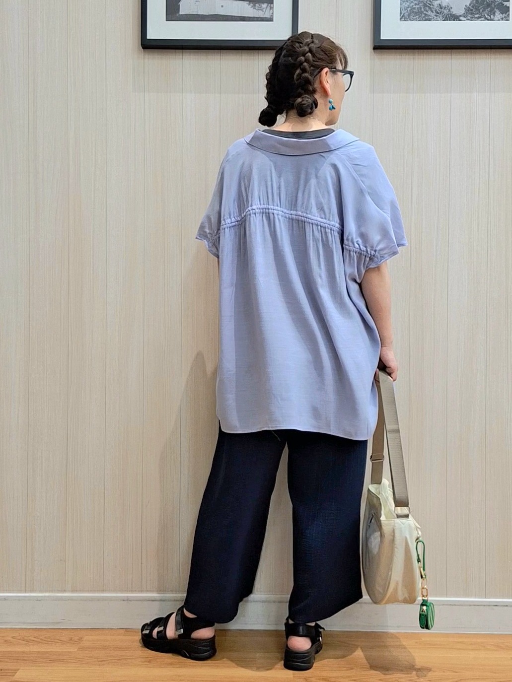 Saoさんの「SHOO･LA･RUE｜【ひんやり/UV】ほんのりシアーで上品な バックギャザーブラウス」を使ったコーディネート