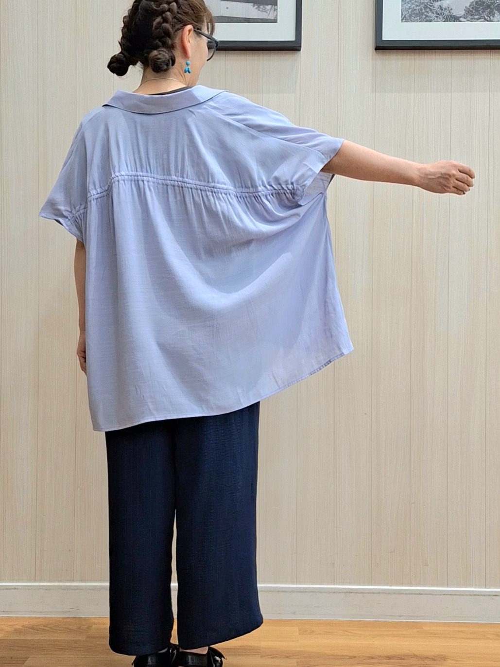 Saoさんの「SHOO･LA･RUE｜【ひんやり/UV】ほんのりシアーで上品な バックギャザーブラウス」を使ったコーディネート