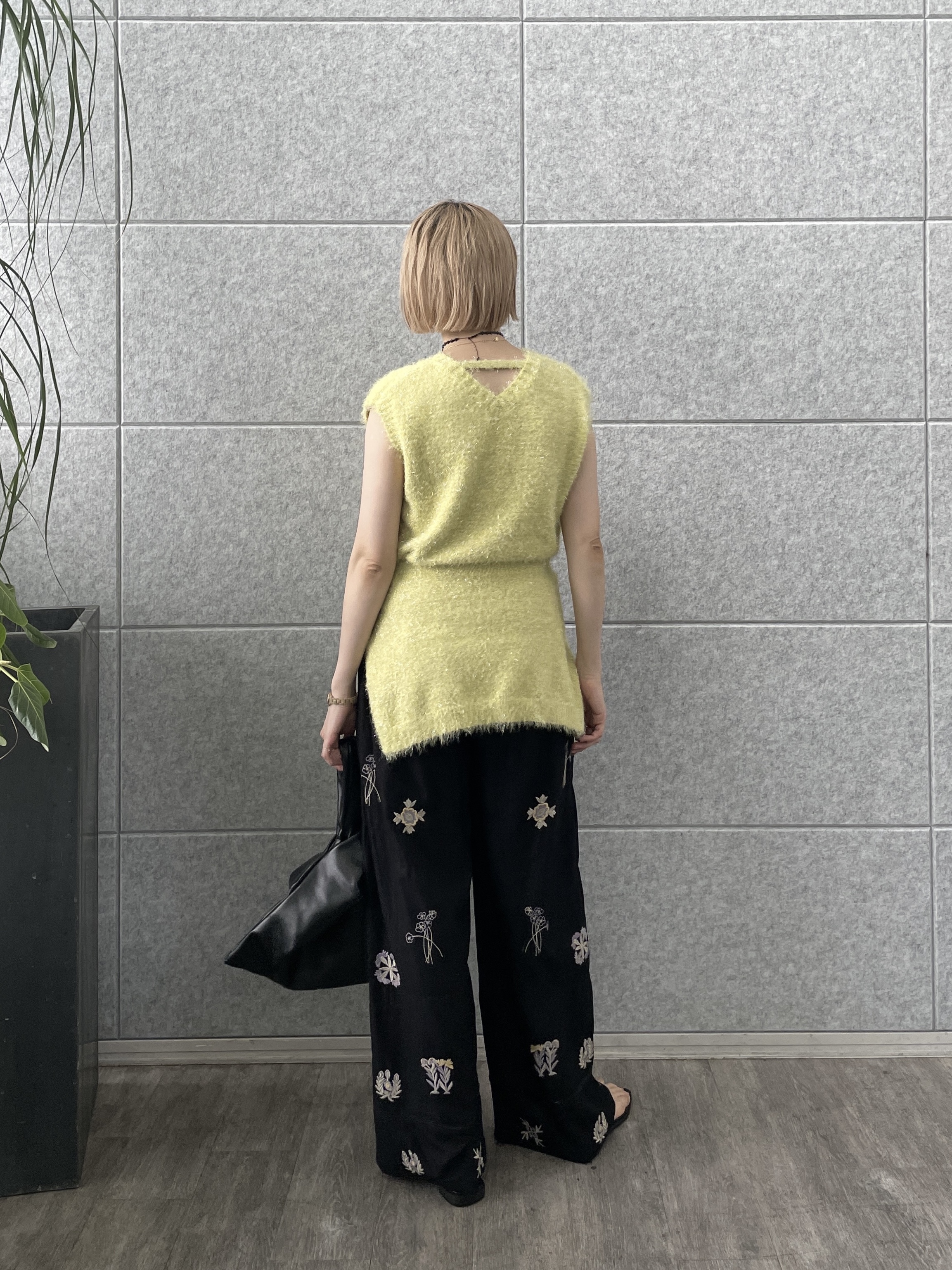 mikuさんの「INDIVI｜アート刺繍イージーパンツ【セットアップ可能】」を使ったコーディネート