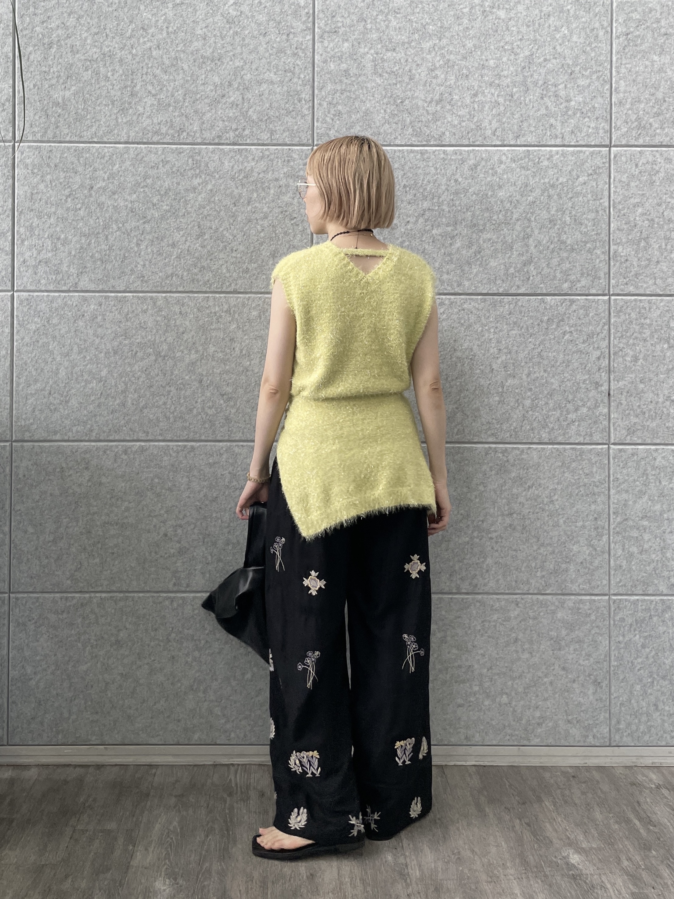 mikuさんの「INDIVI｜アート刺繍イージーパンツ【セットアップ可能】」を使ったコーディネート
