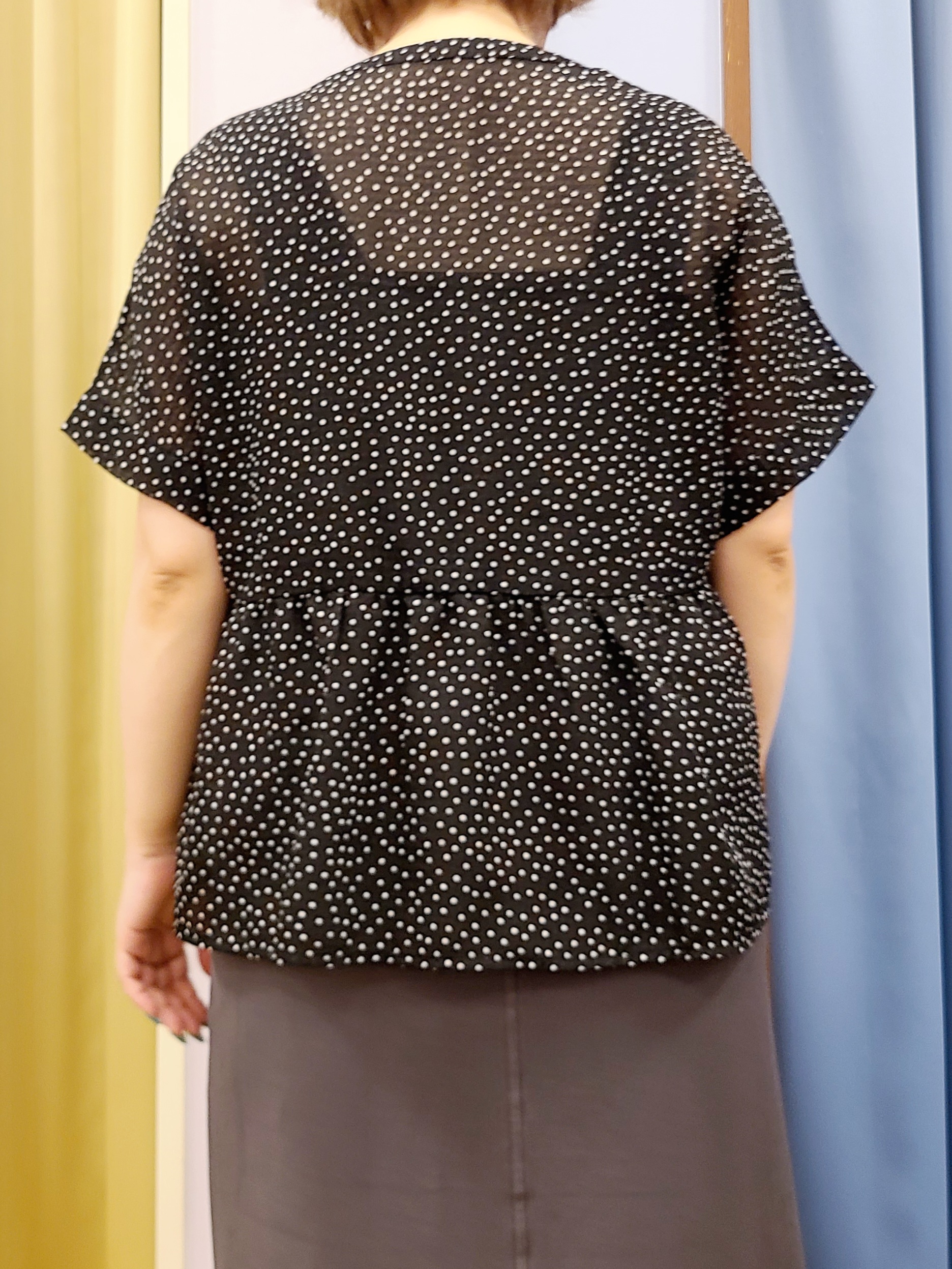Chiiさんの「SHOO･LA･RUE｜【体型カバー/洗濯機可】二の腕とお腹周りが隠せる シアーペプラムブラウス」を使ったコーディネート