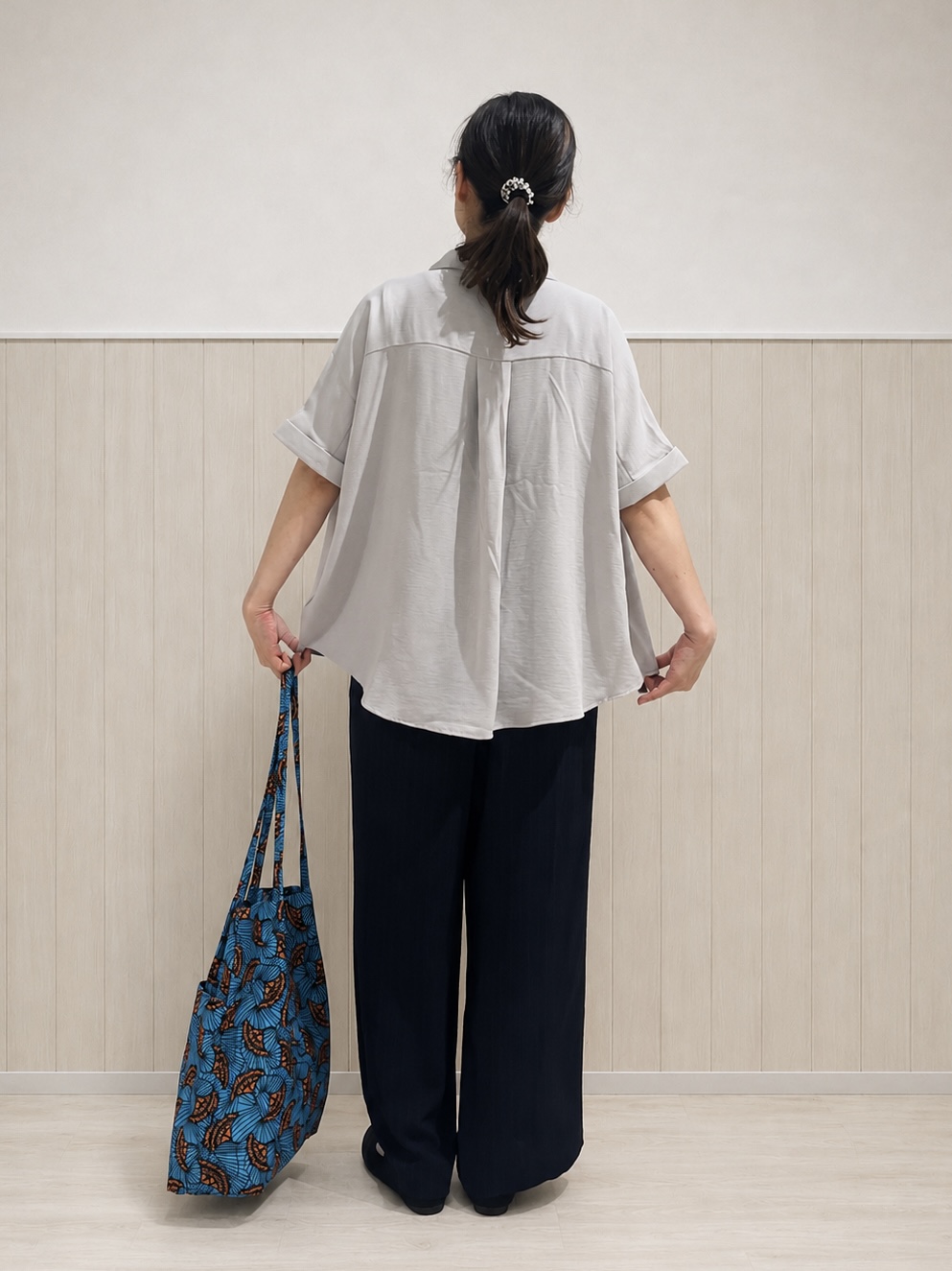 まつみさんの「SHOO･LA･RUE｜【ひんやり/洗濯後しわになりにくい/S-LL】着るだけでこなれ見え 二の腕も隠せるデザイン半袖シャツ」を使ったコーディネート