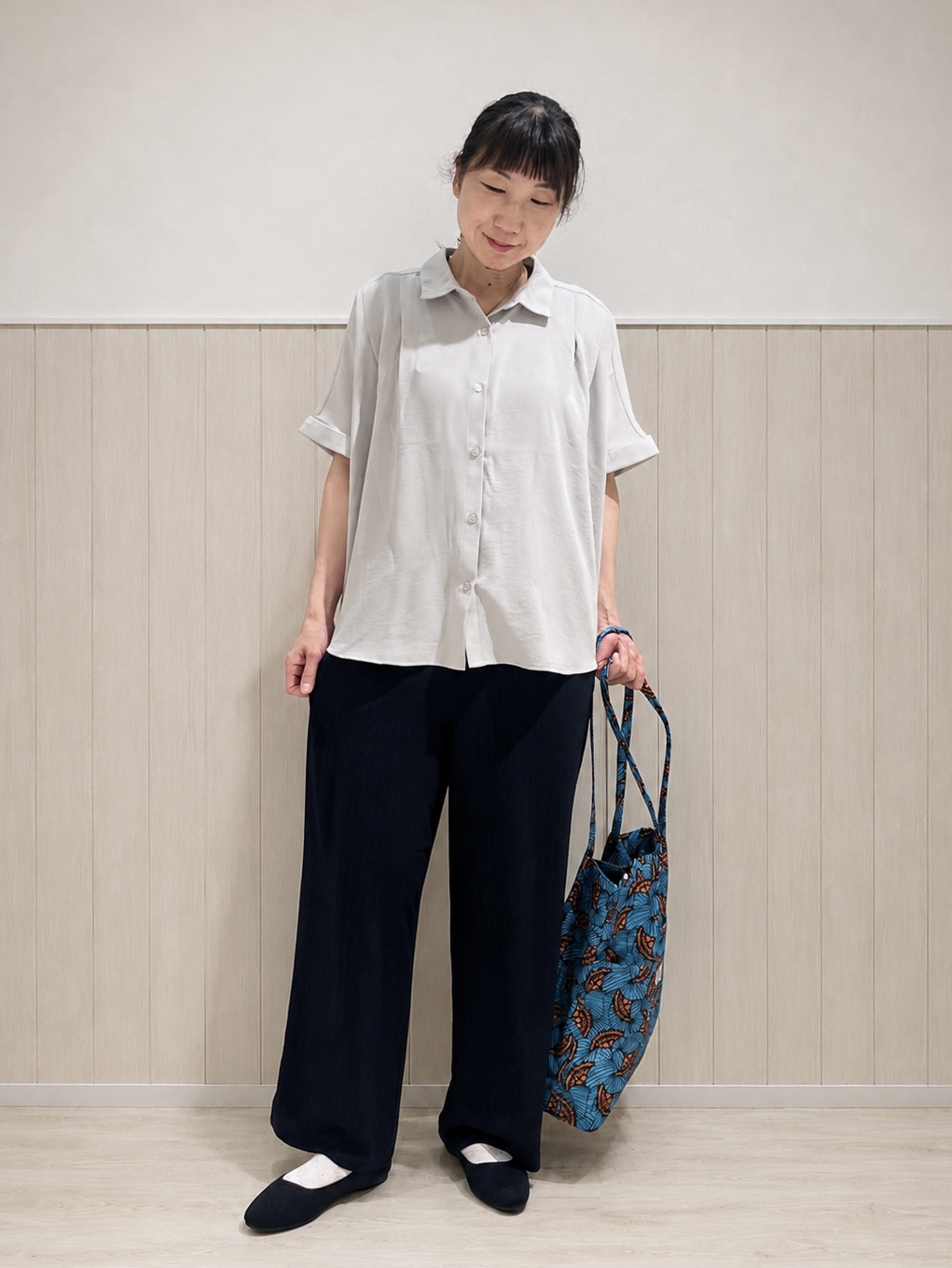 まつみさんの「SHOO･LA･RUE｜【ひんやり/洗濯後しわになりにくい/S-LL】着るだけでこなれ見え 二の腕も隠せるデザイン半袖シャツ」を使ったコーディネート