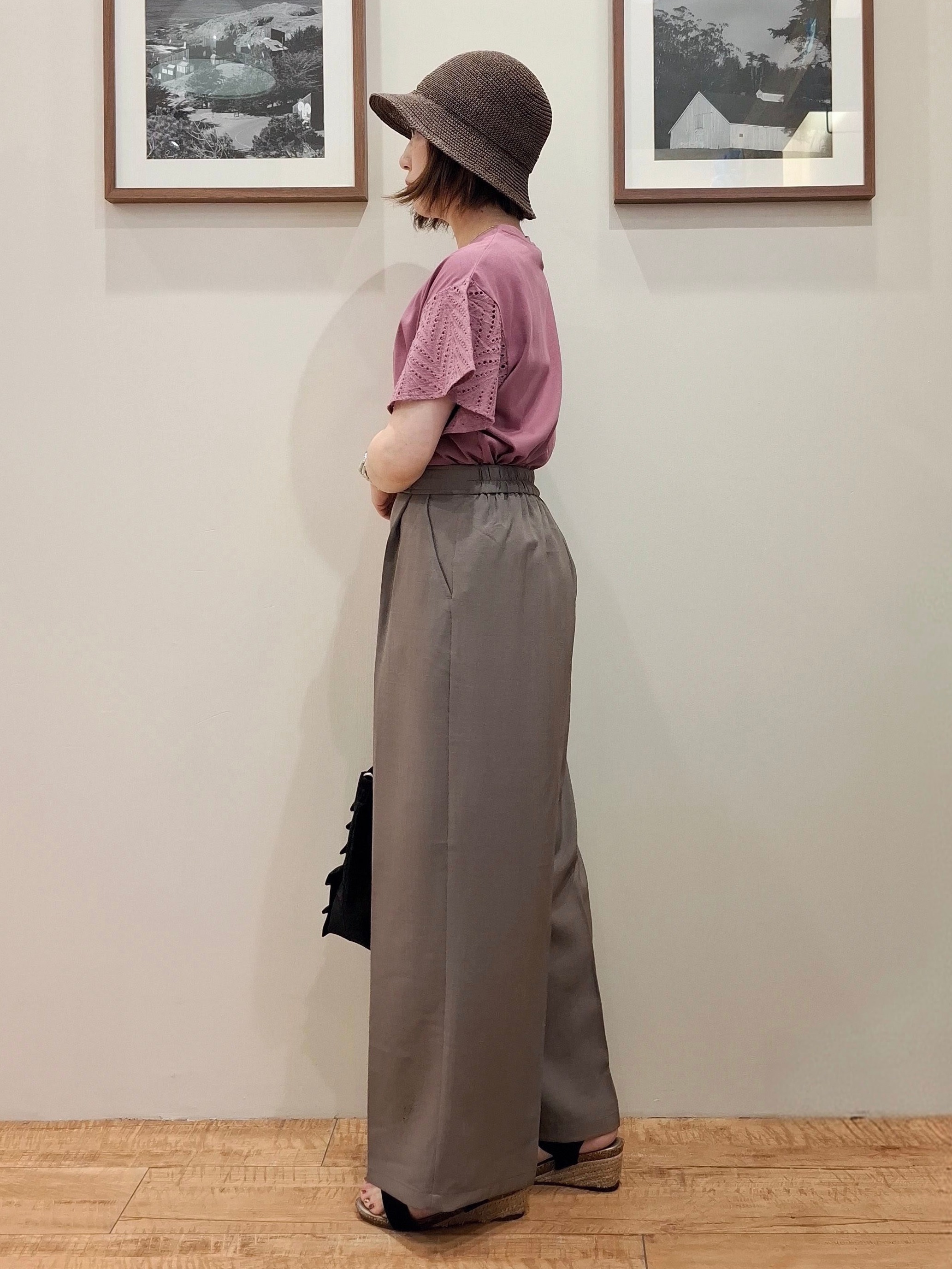 まあるさんの「SHOO･LA･RUE｜【汗じみ防止/ひんやり/体型カバー】真夏でも安心。汗じみが気にならない お袖レースフレアTシャツ」を使ったコーディネート