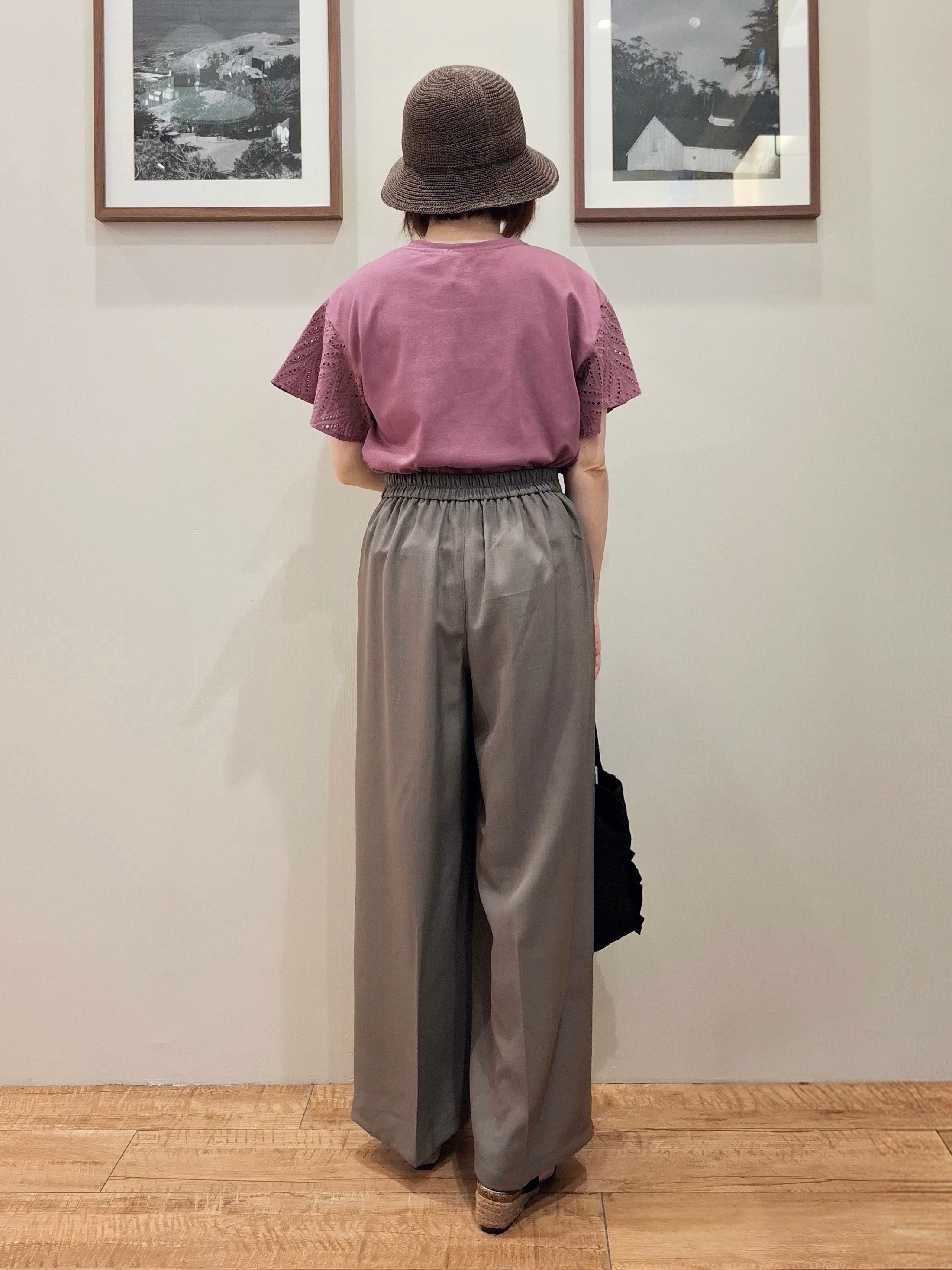 まあるさんの「SHOO･LA･RUE｜【汗じみ防止/ひんやり/体型カバー】真夏でも安心。汗じみが気にならない お袖レースフレアTシャツ」を使ったコーディネート