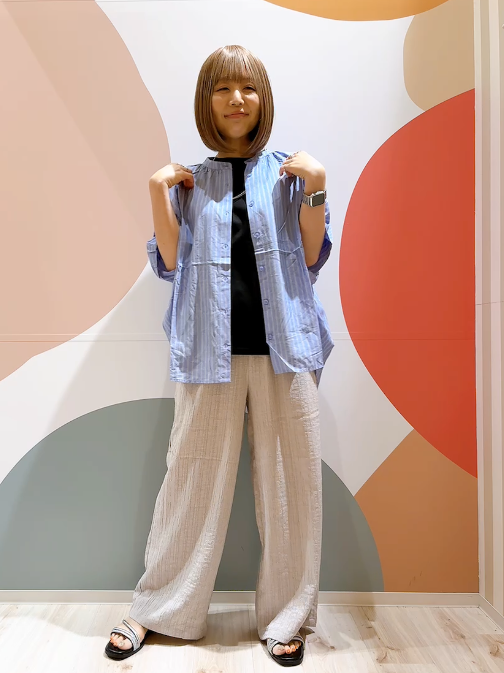 長男さんの「SHOO･LA･RUE｜【ひんやり/洗濯機可/体型カバー】二の腕隠れる ゆるっと襟ギャザーレーヨンブラウス」を使ったコーディネート