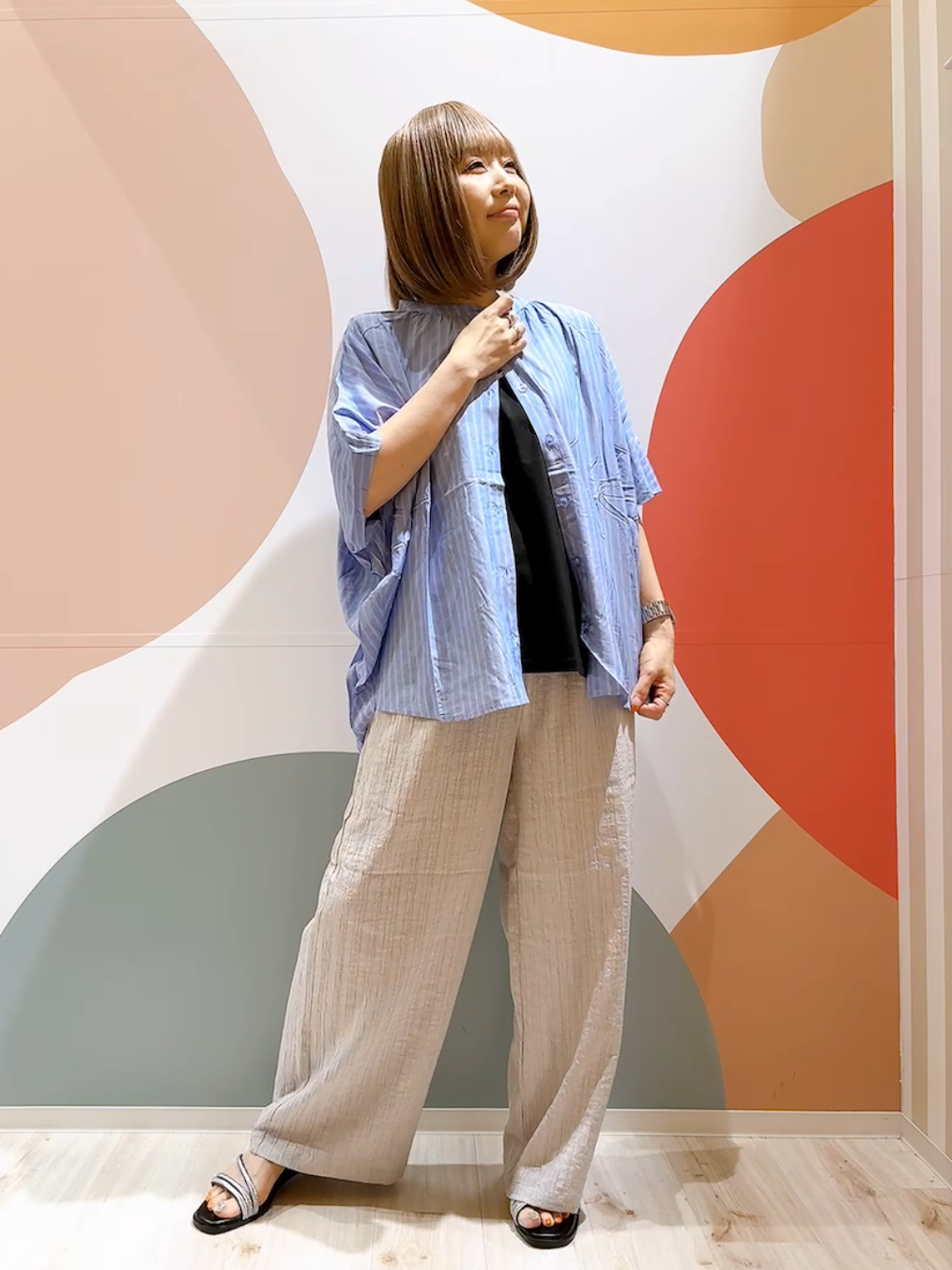 長男さんの「SHOO･LA･RUE｜【ひんやり/洗濯機可/体型カバー】二の腕隠れる ゆるっと襟ギャザーレーヨンブラウス」を使ったコーディネート