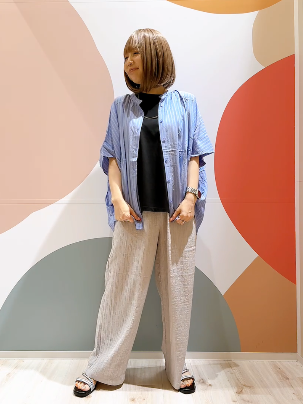 長男さんの「SHOO･LA･RUE｜【ひんやり/洗濯機可/体型カバー】二の腕隠れる ゆるっと襟ギャザーレーヨンブラウス」を使ったコーディネート