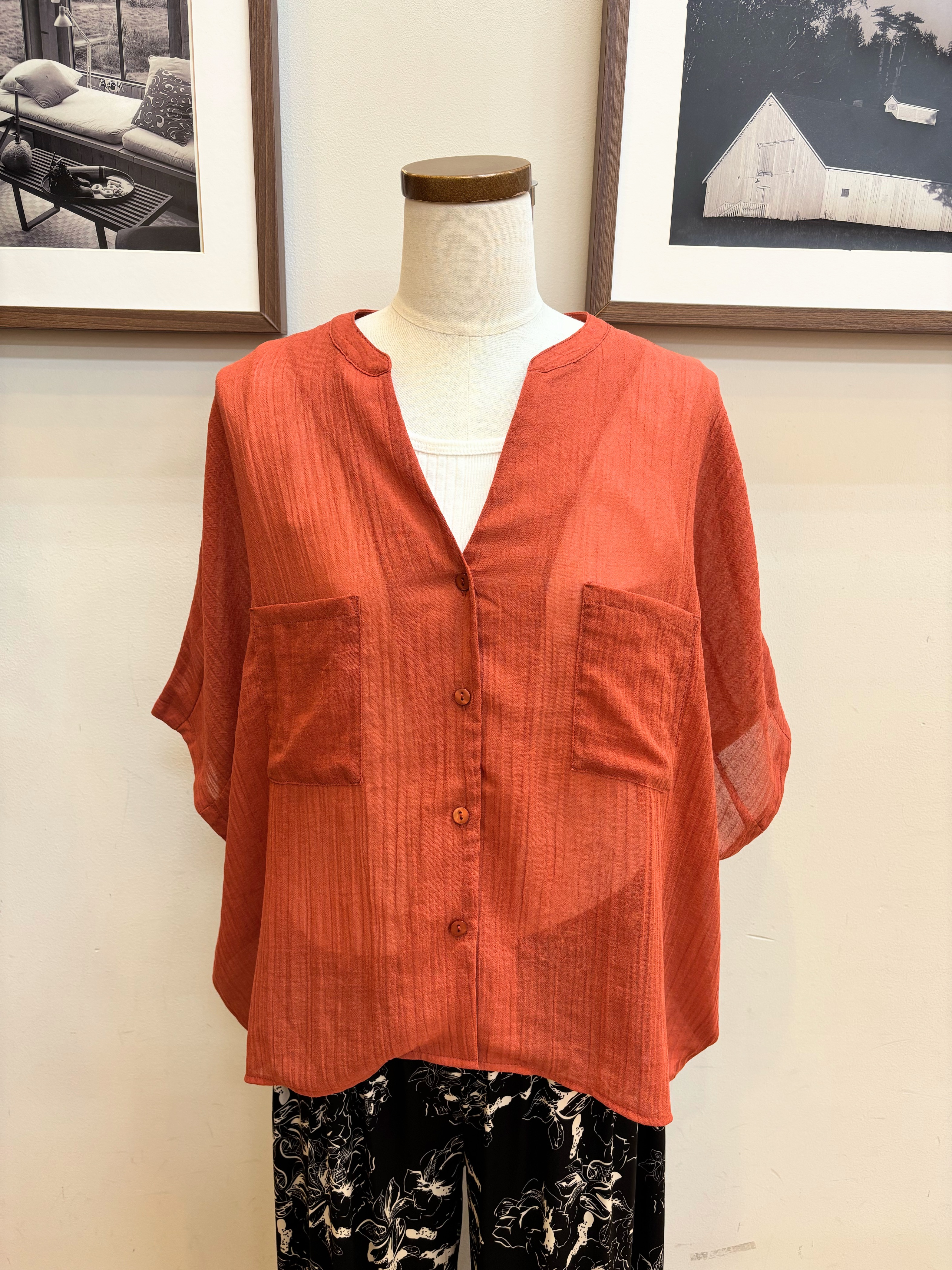 maiさんの「SHOO･LA･RUE｜【洗濯機可/選べる6色】ナチュラルな風合いが魅力 ゆったり楊柳シアードルマンブラウス」を使ったコーディネート