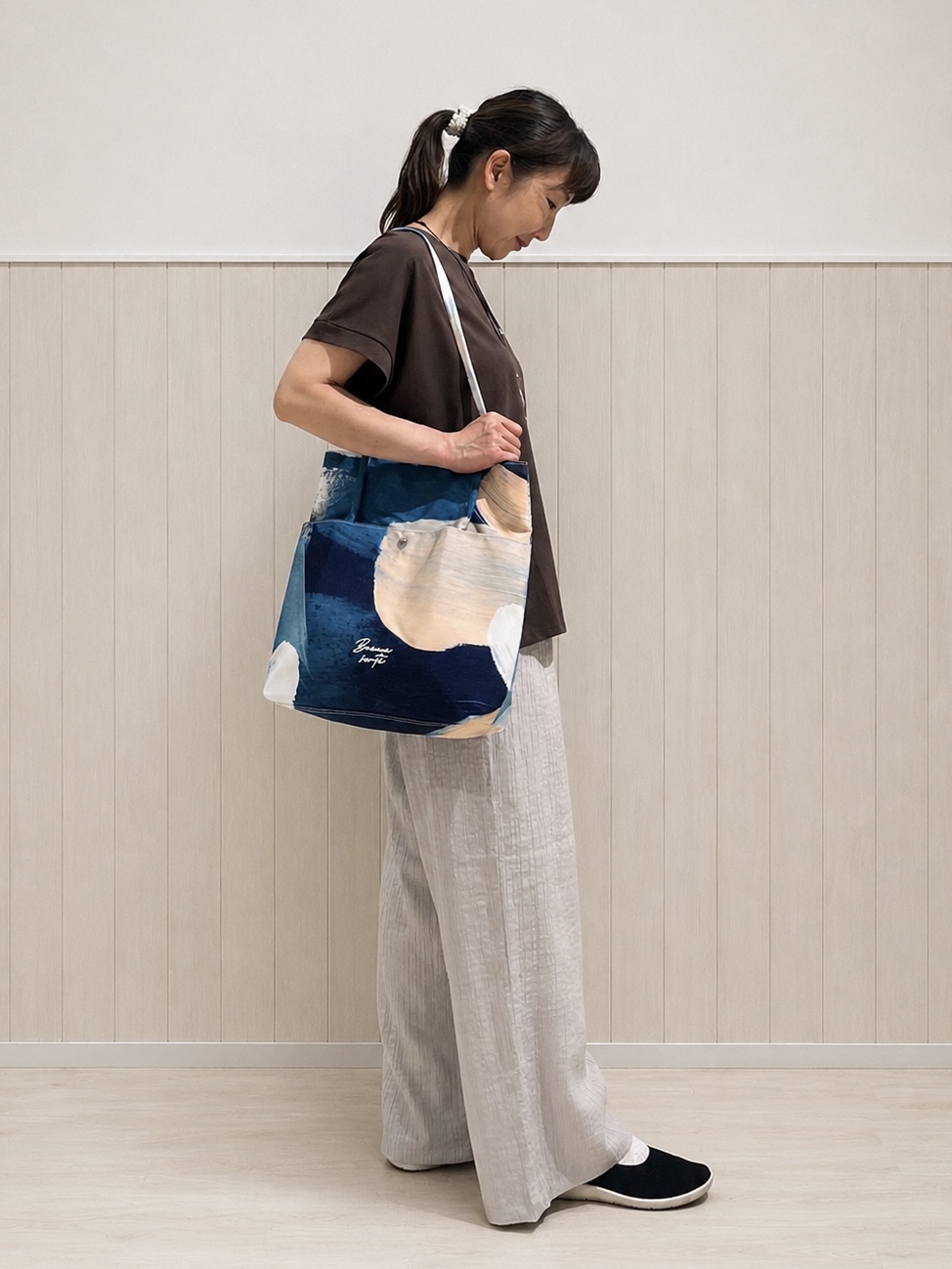 まつみさんの「SHOO･LA･RUE｜【汗じみ防止/ひんやり/体型カバー】真夏でも安心。汗じみが気にならない 大人の刺繍ロゴTシャツ」を使ったコーディネート